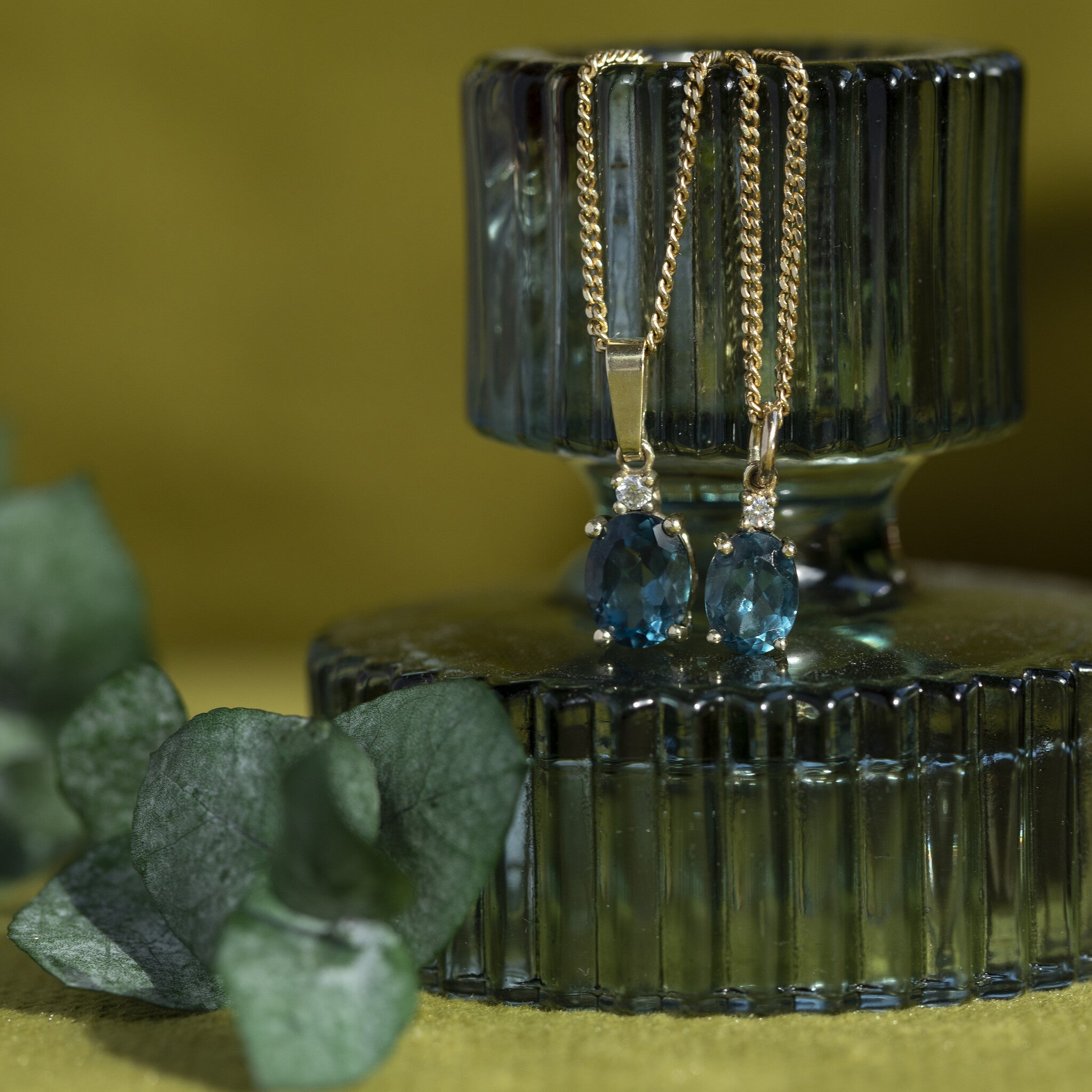 Gouden hanger met topaas en diamant 14 krt