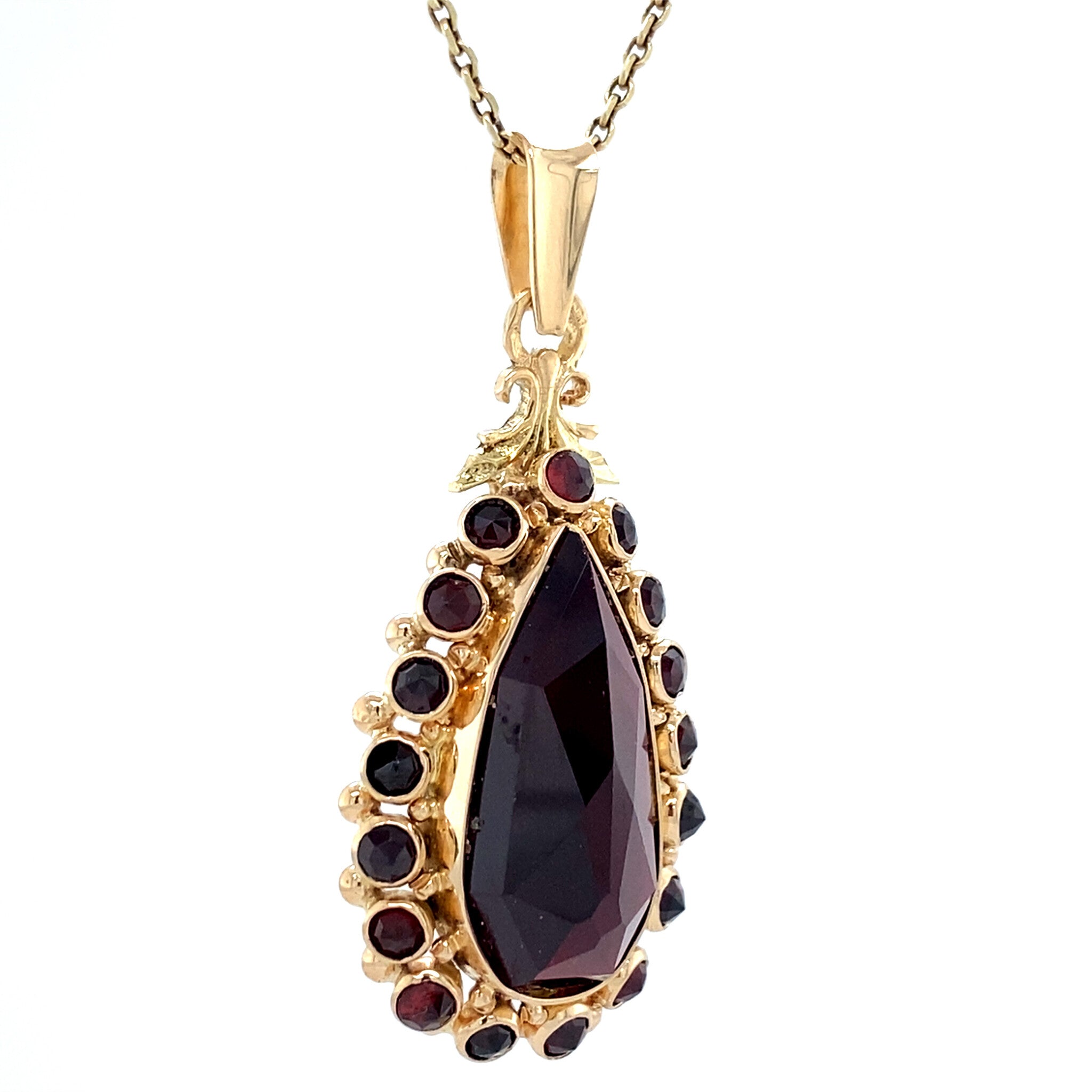 Gold entourage pendant with garnet 14 kt