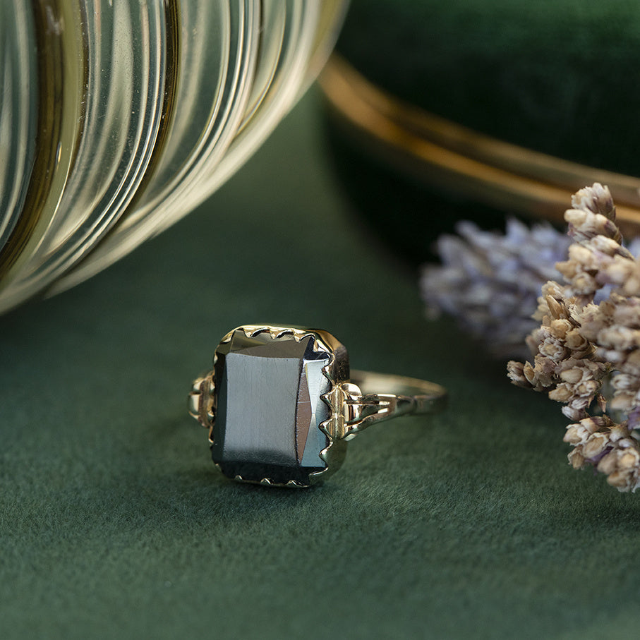 Vintage 14 kt gold ring with hematite