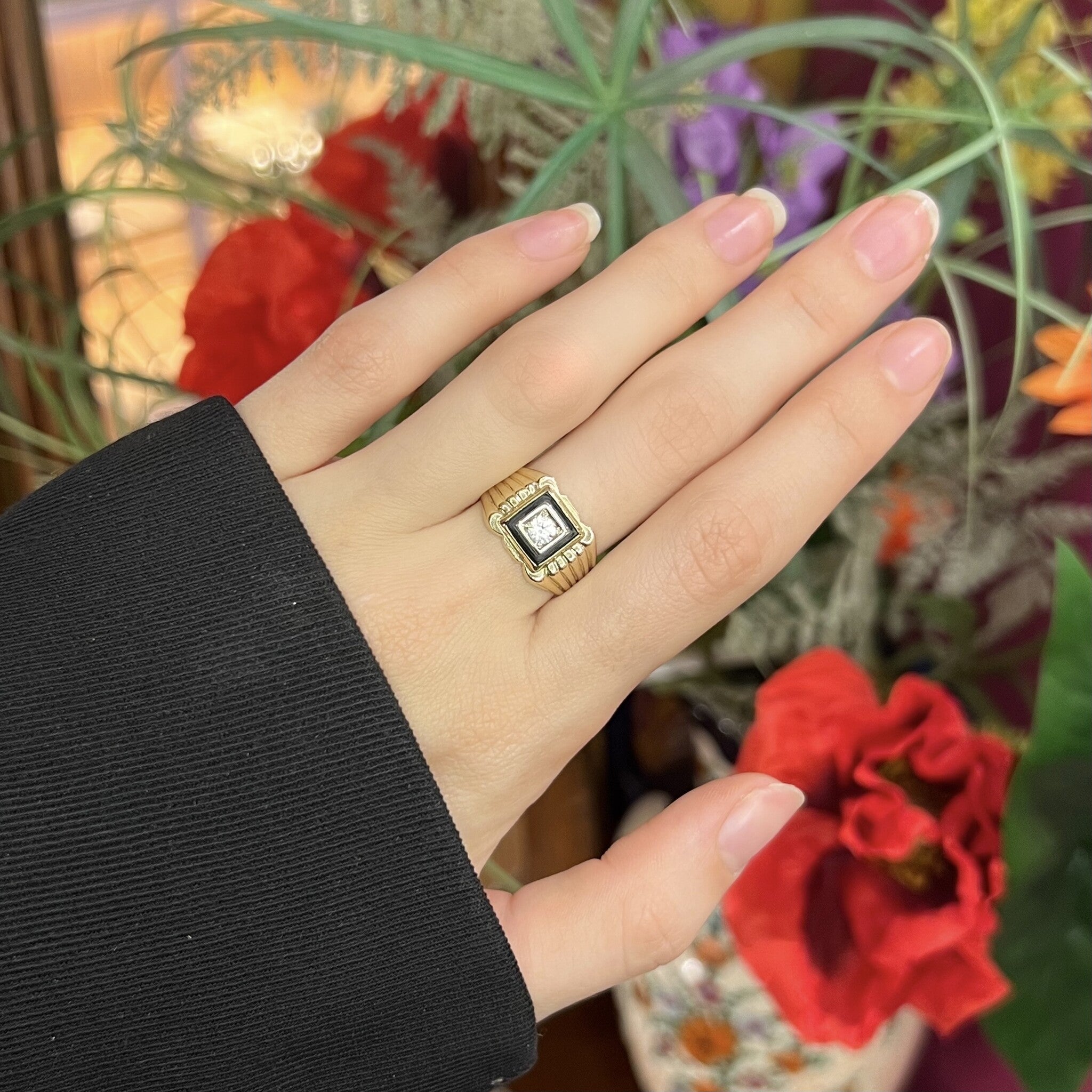 Gold ring with zirconia and onyx, 14 kt