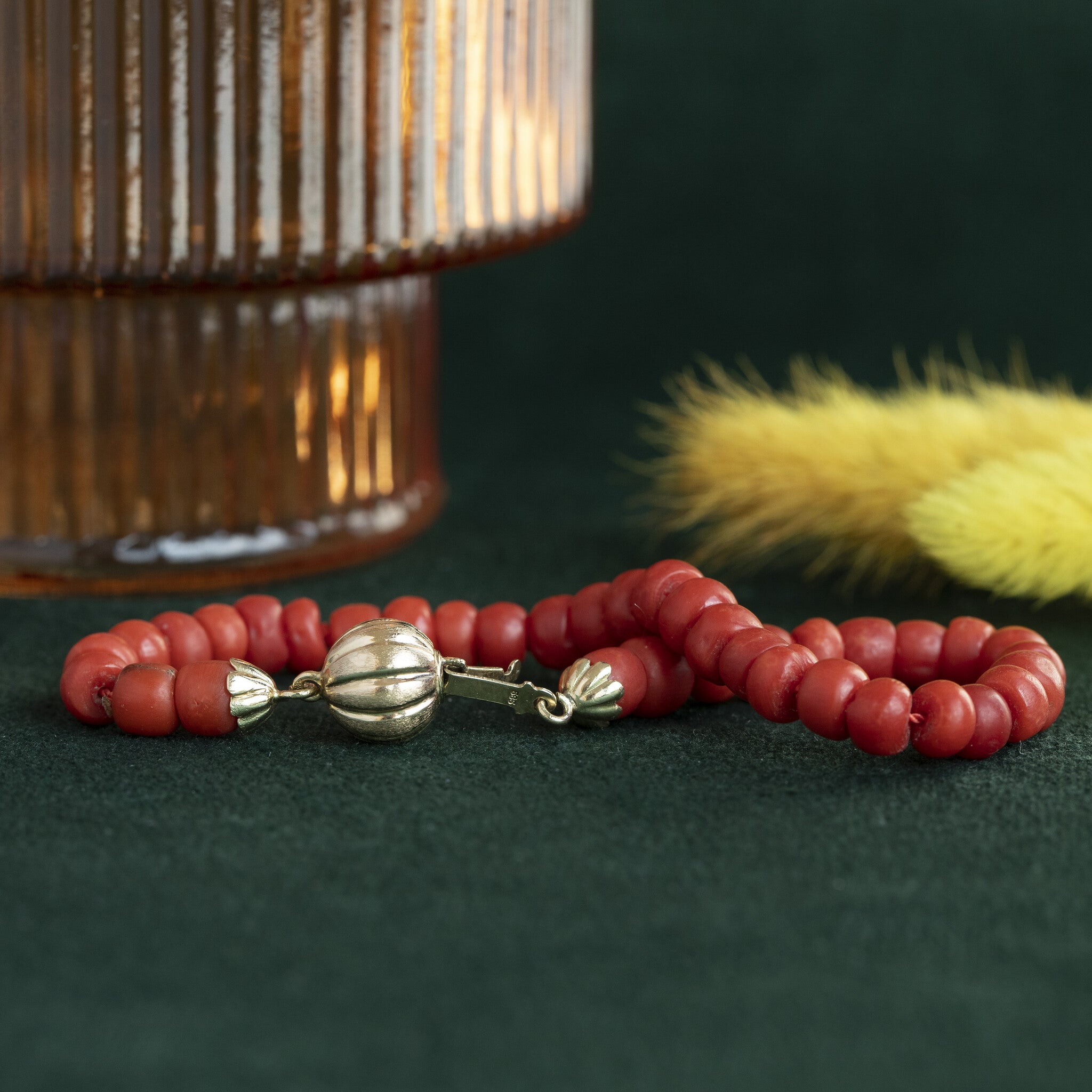 Blood coral bracelet with gold clasp 14 krt