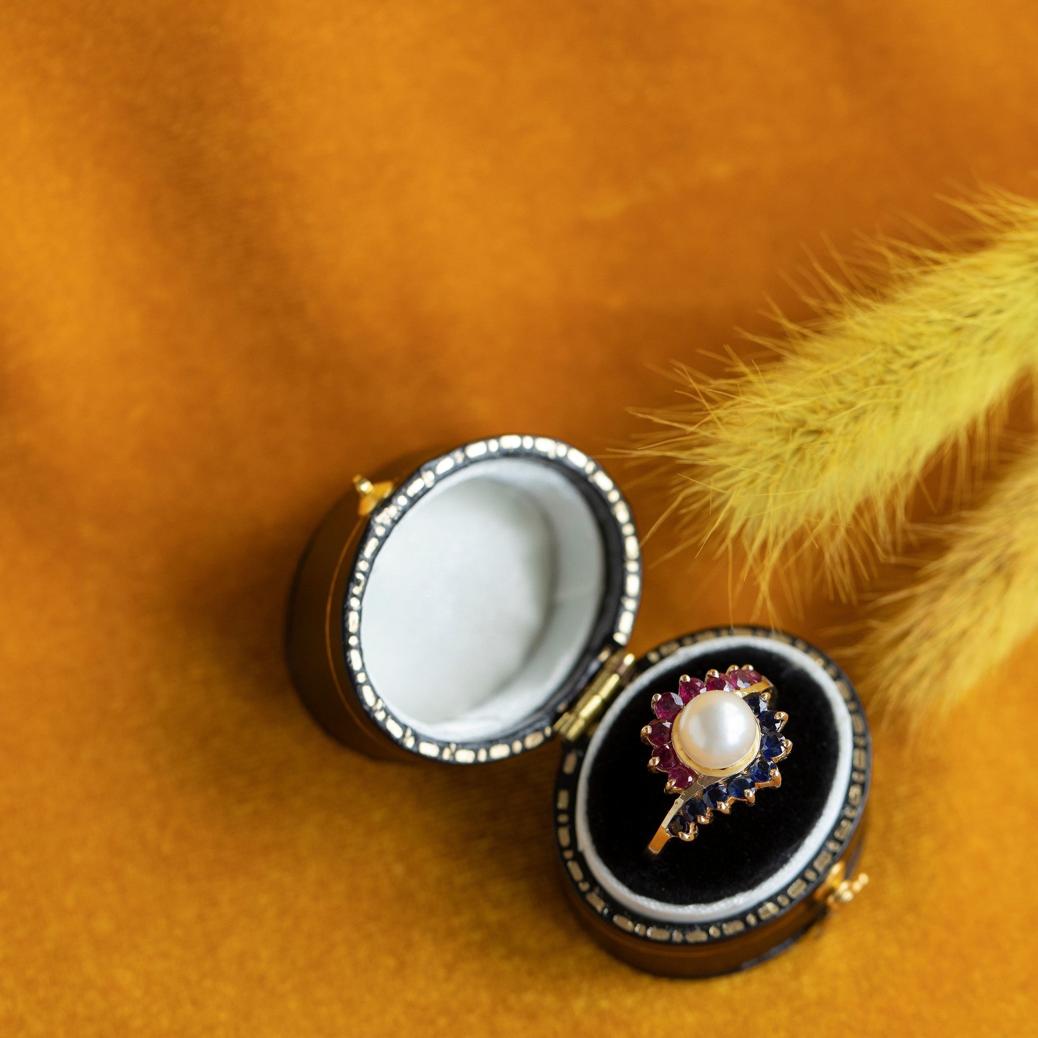 Gouden ring met saffier, robijn en parel 14 krt