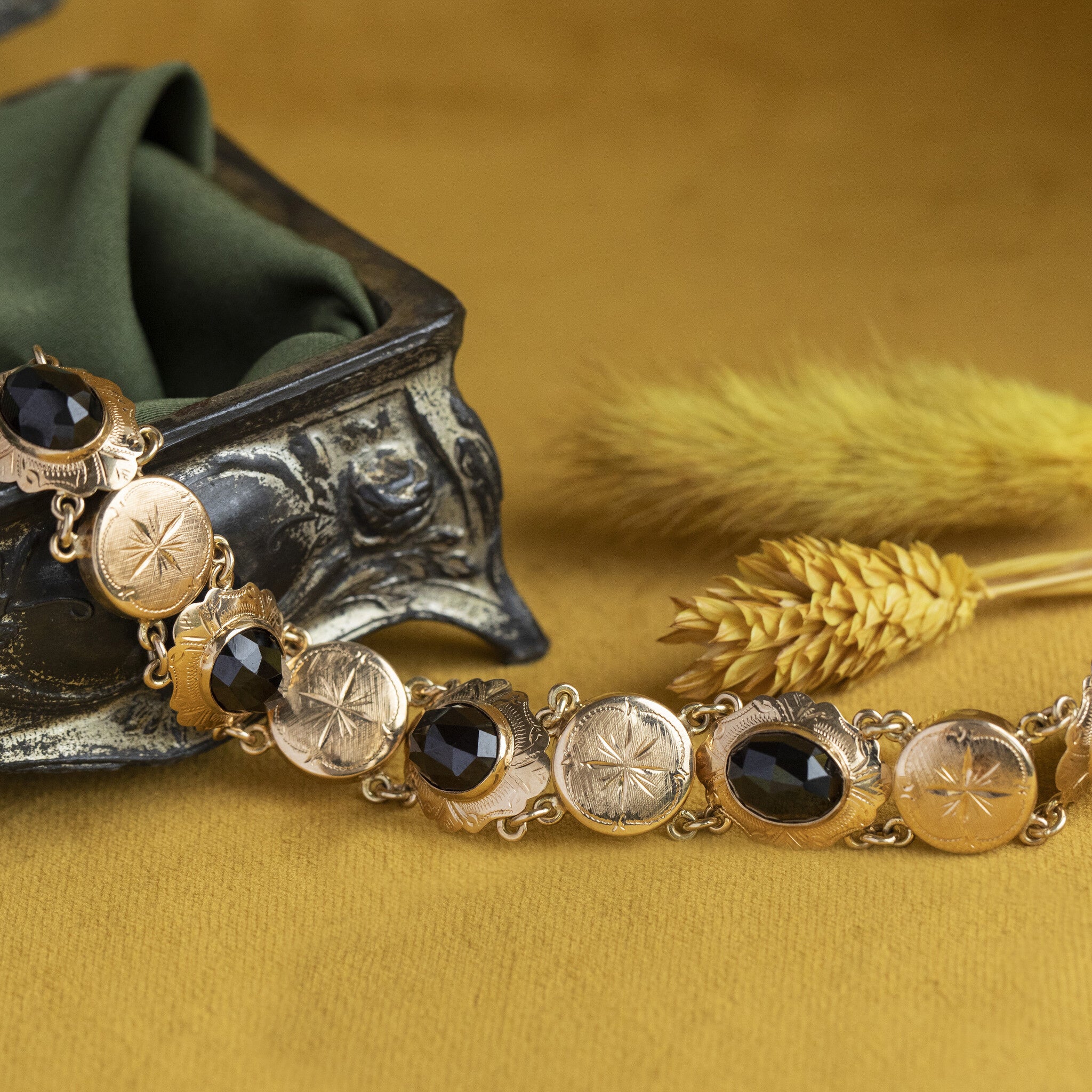 Gouden vintage bootjes armband met granaat 14 krt