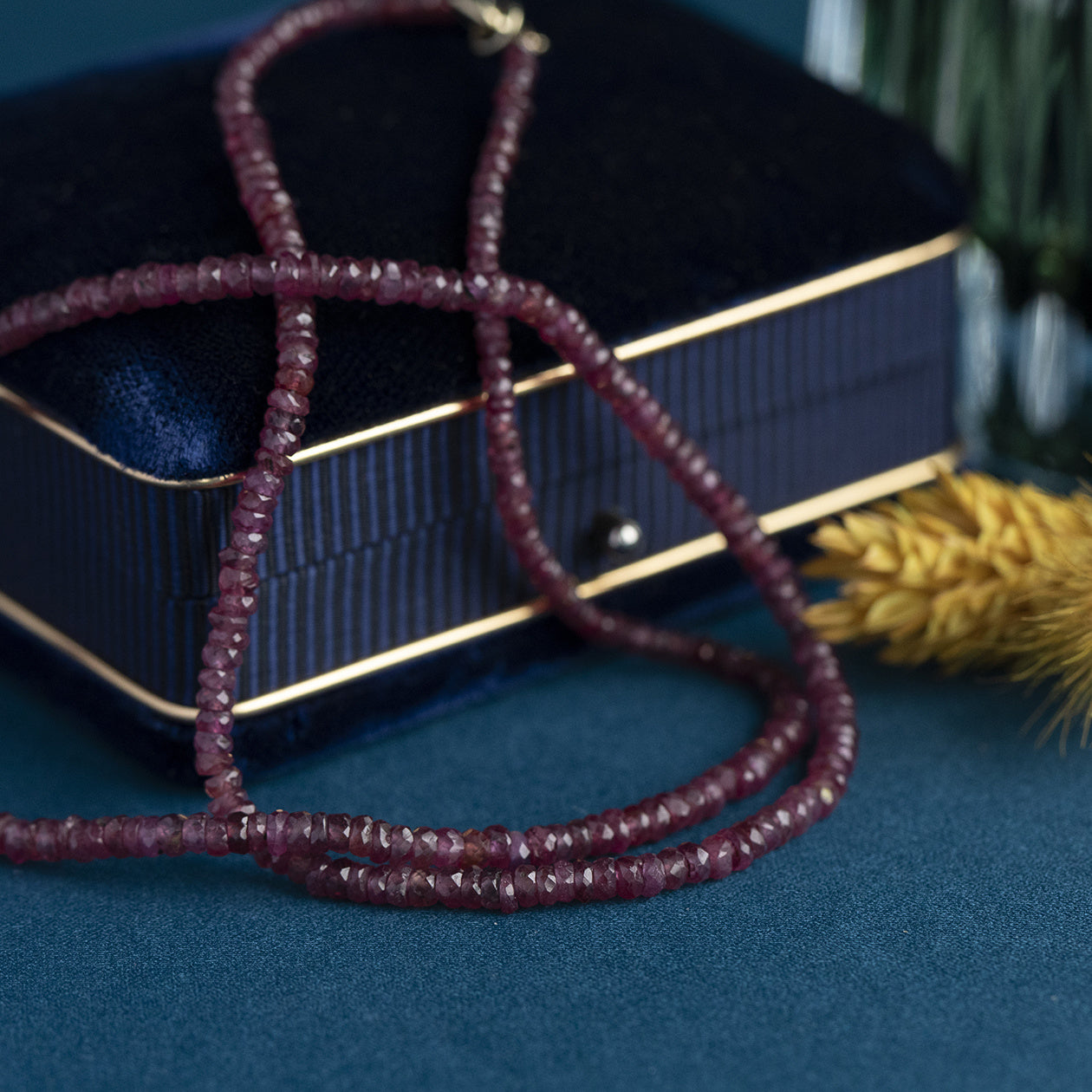 Ruby necklace with 14 kt gold clasp, 45 cm long