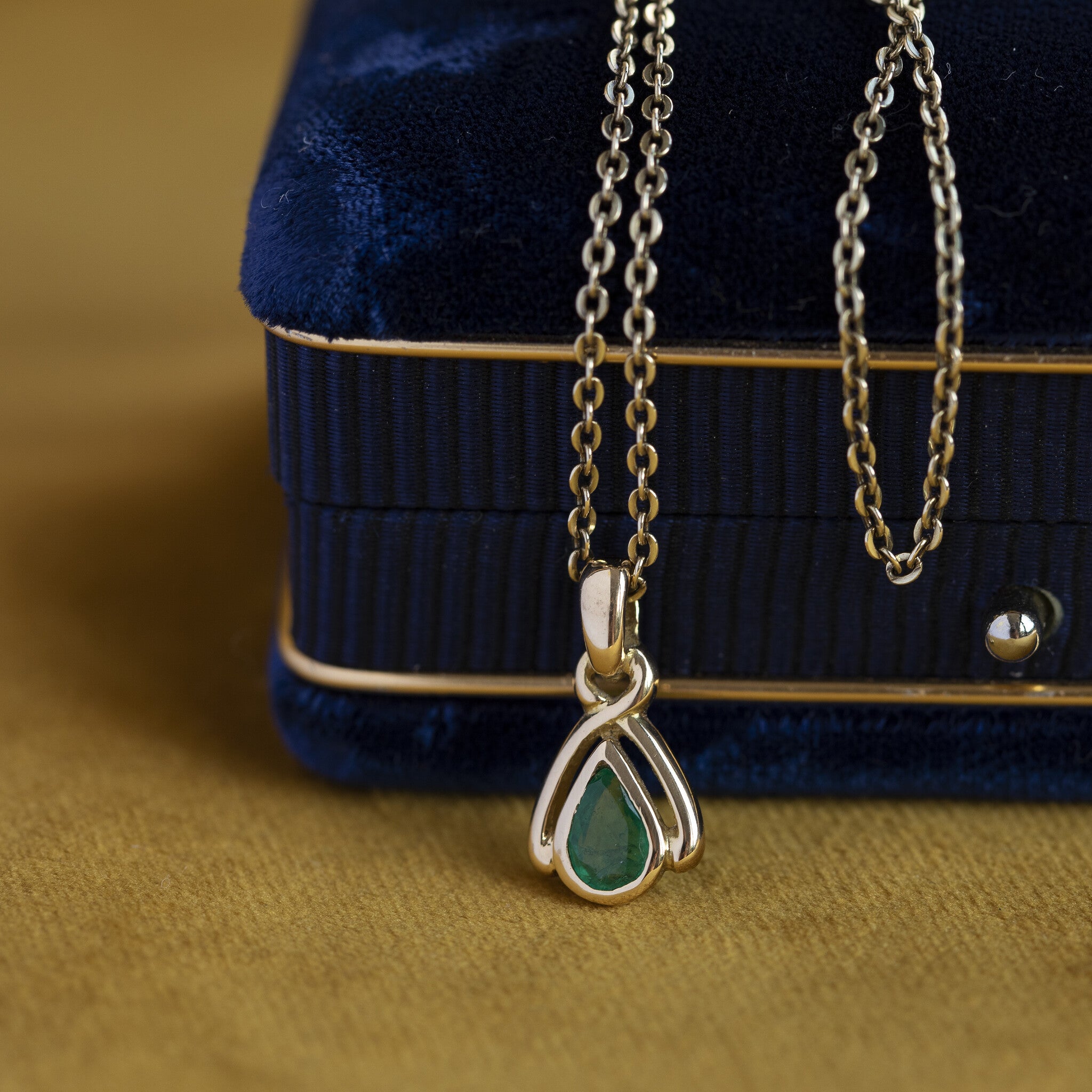 Gouden hanger met smaragd 14 krt