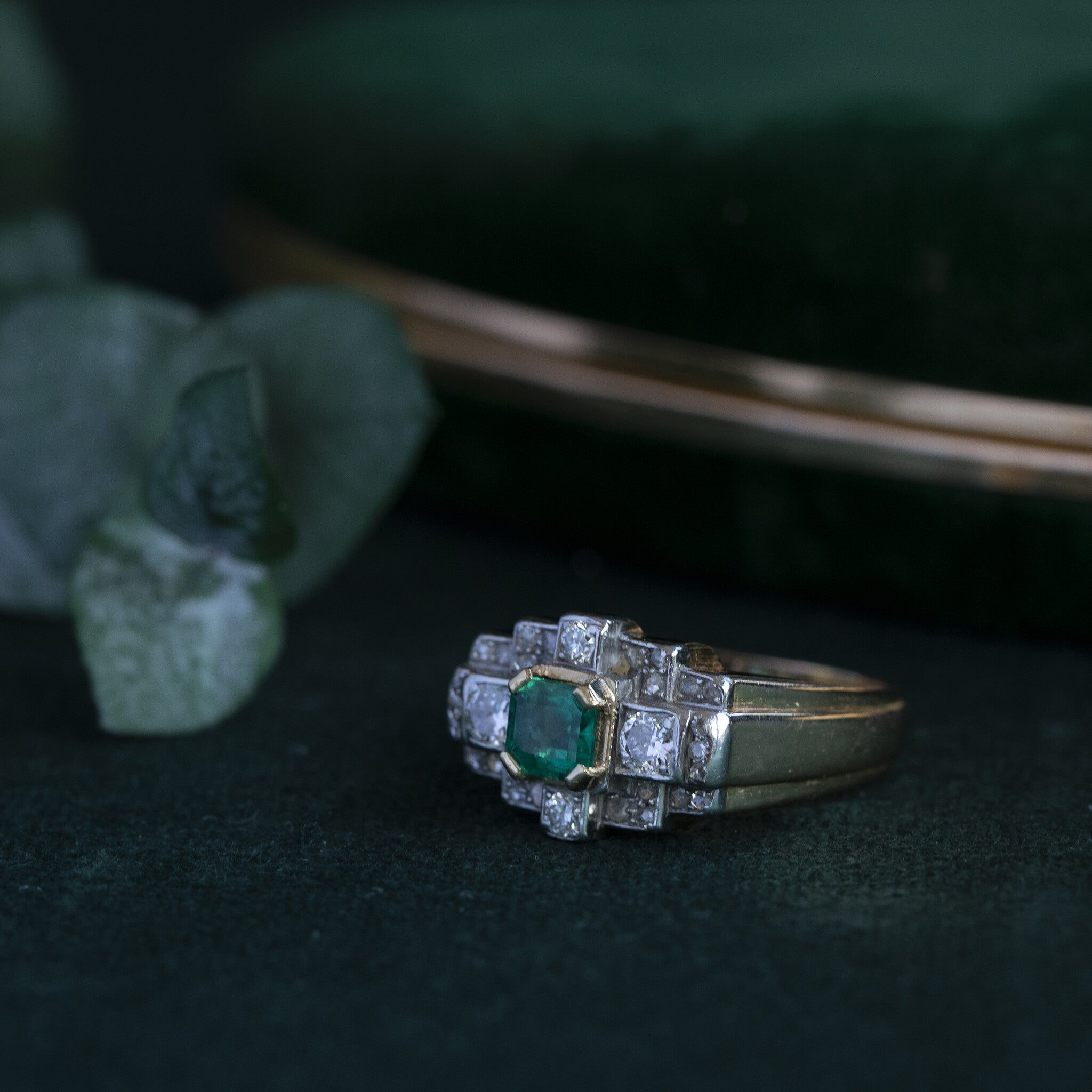 18 kt gold ring with emerald and diamond