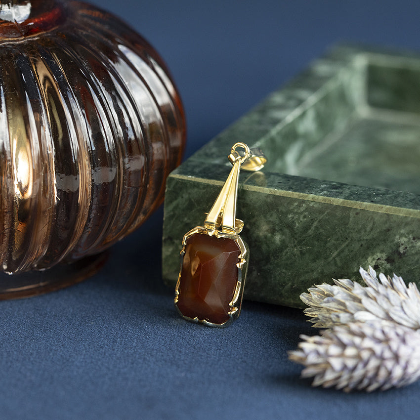 Gold vintage pendant with carnelian 14 kt