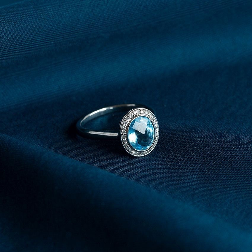 14 kt white gold ring with topaz and diamond