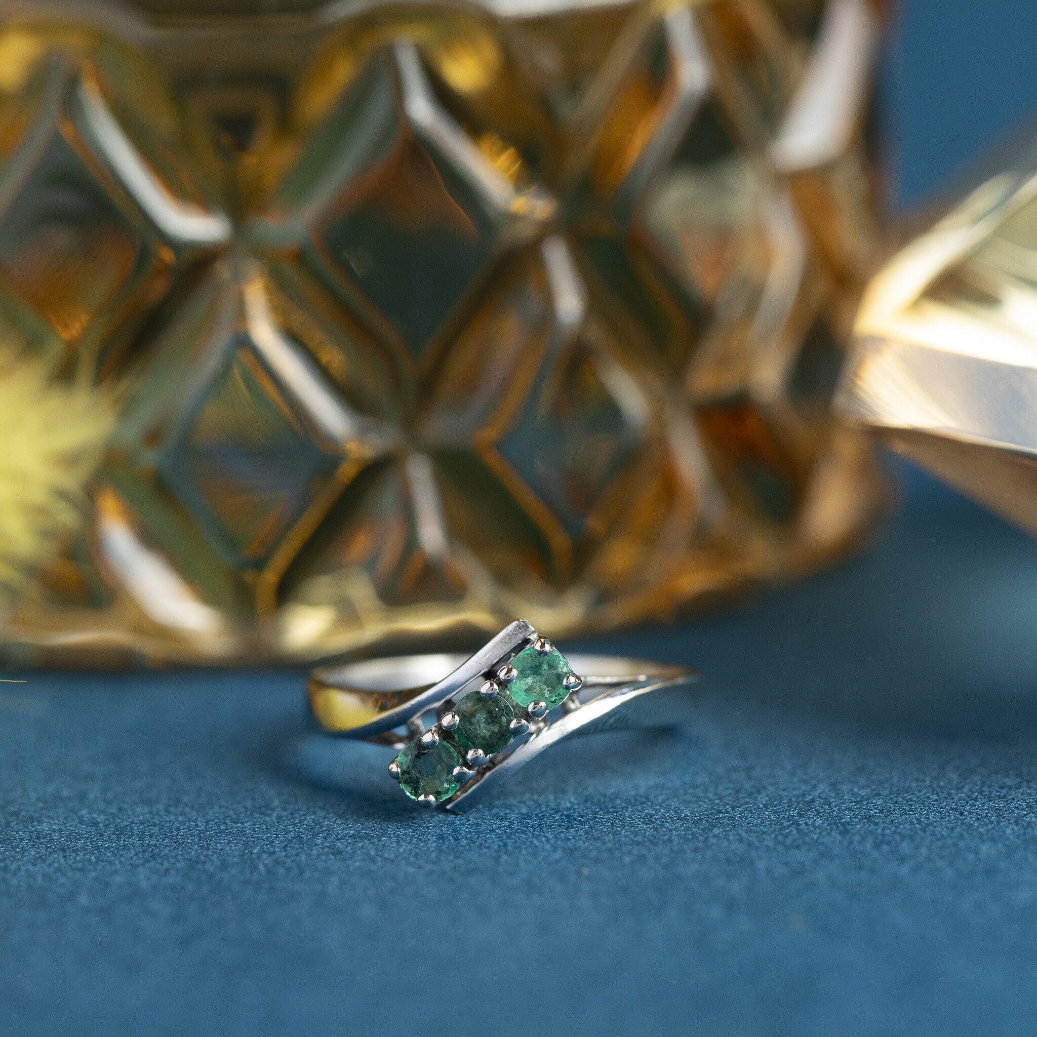 White gold strike ring with emerald 14 krt