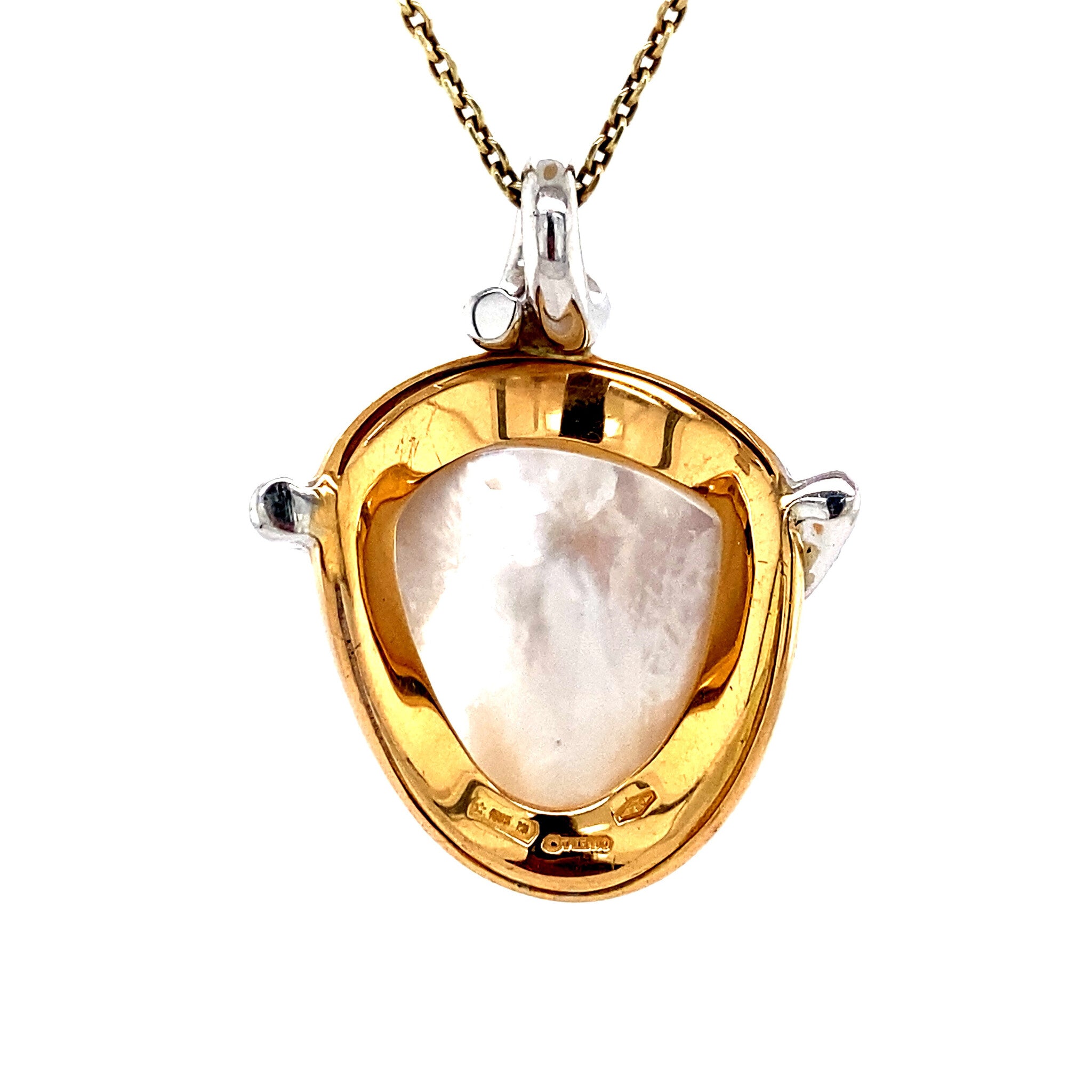 18 kt gold pendant with mother-of-pearl and diamond