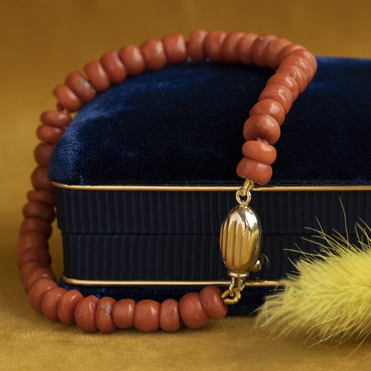 Blood coral bracelet with gold clasp 18.5 cm 14 krt