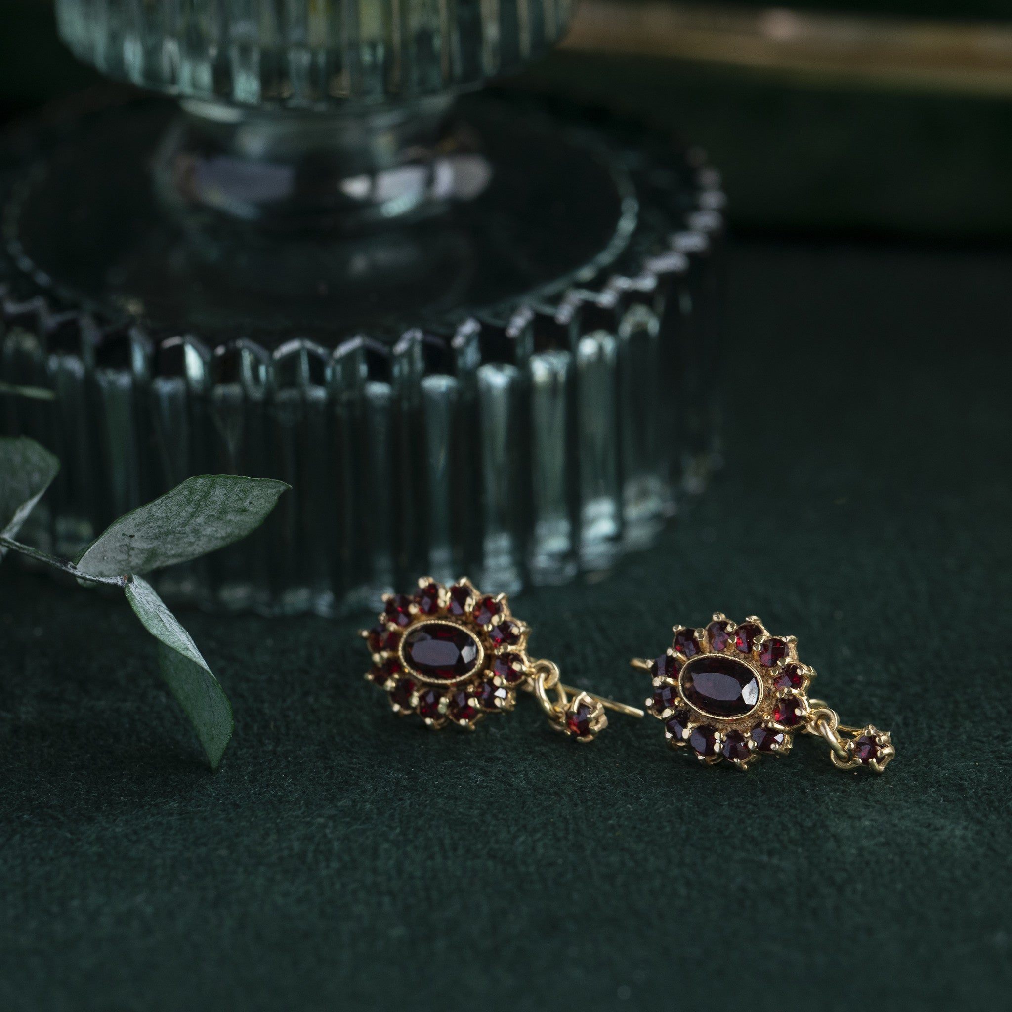 Gold entourage earrings with garnet 14 krt