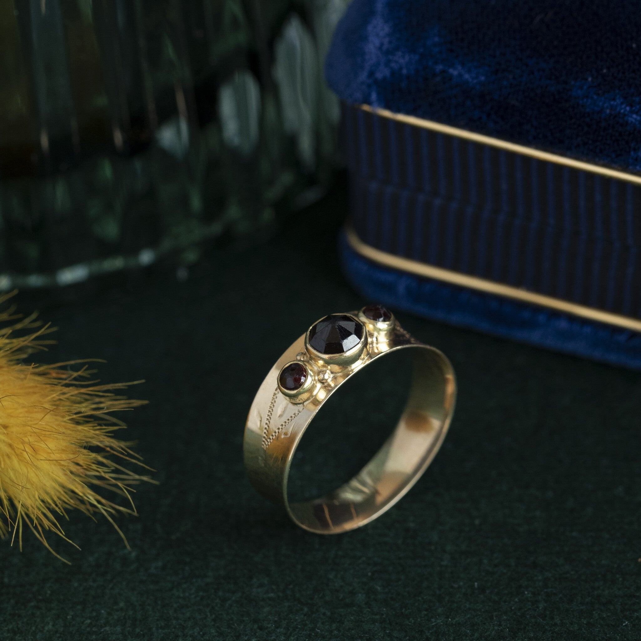 Gold ring with garnet, 14 kt