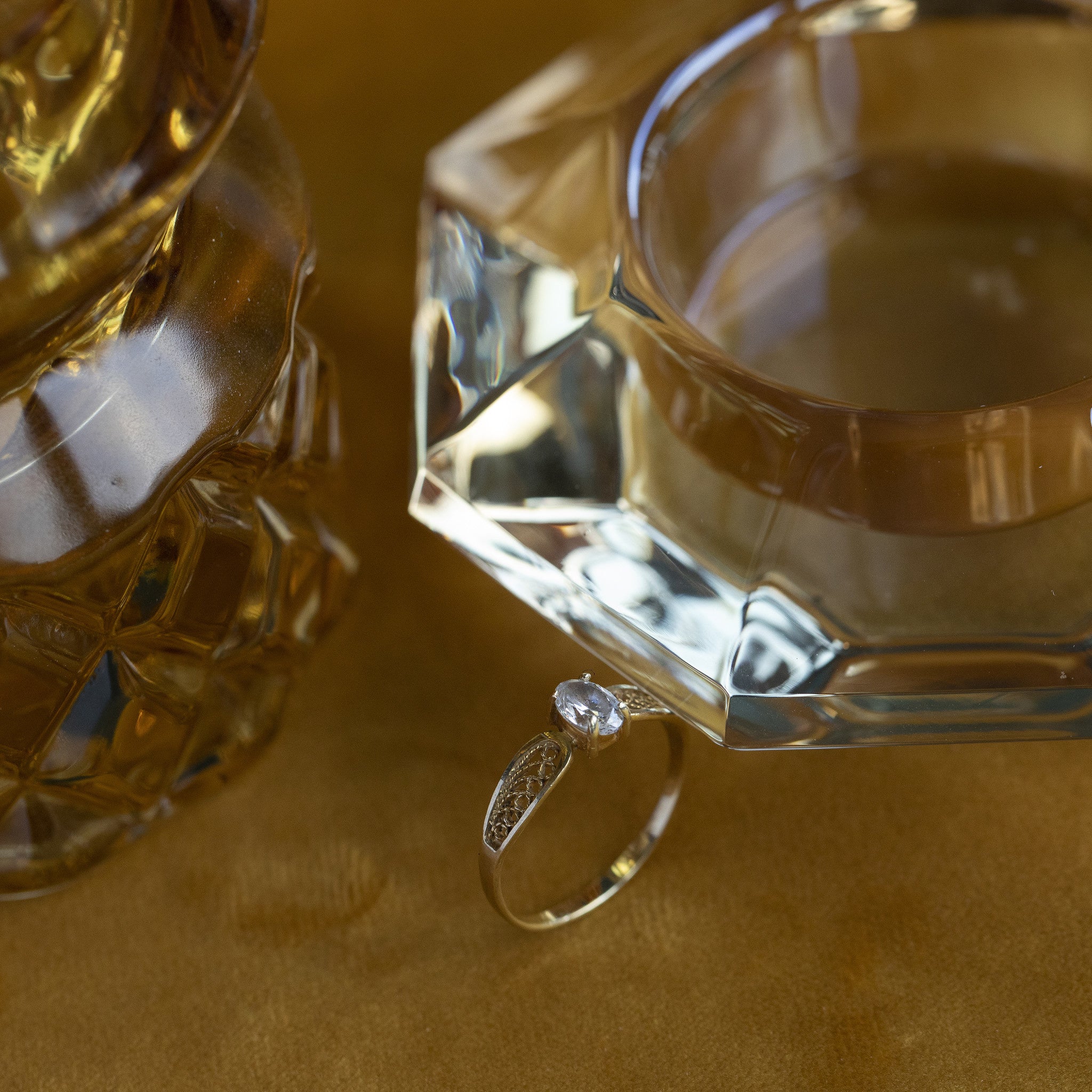 14 kt gold ring with zirconia