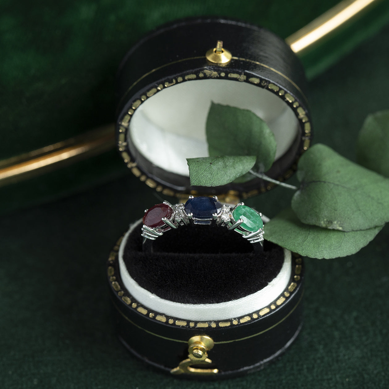 White gold ring with emerald, sapphire, ruby ​​and diamond 14 kt