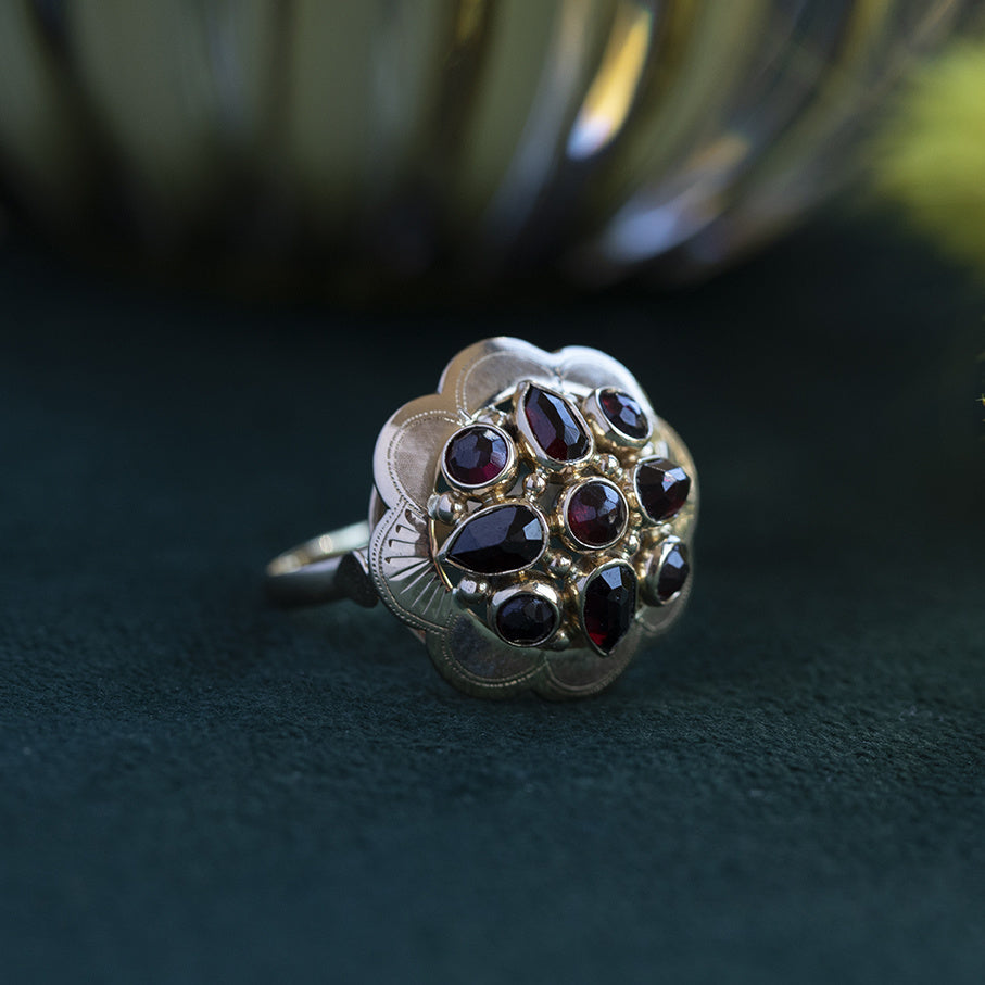14 kt gold ring with garnet