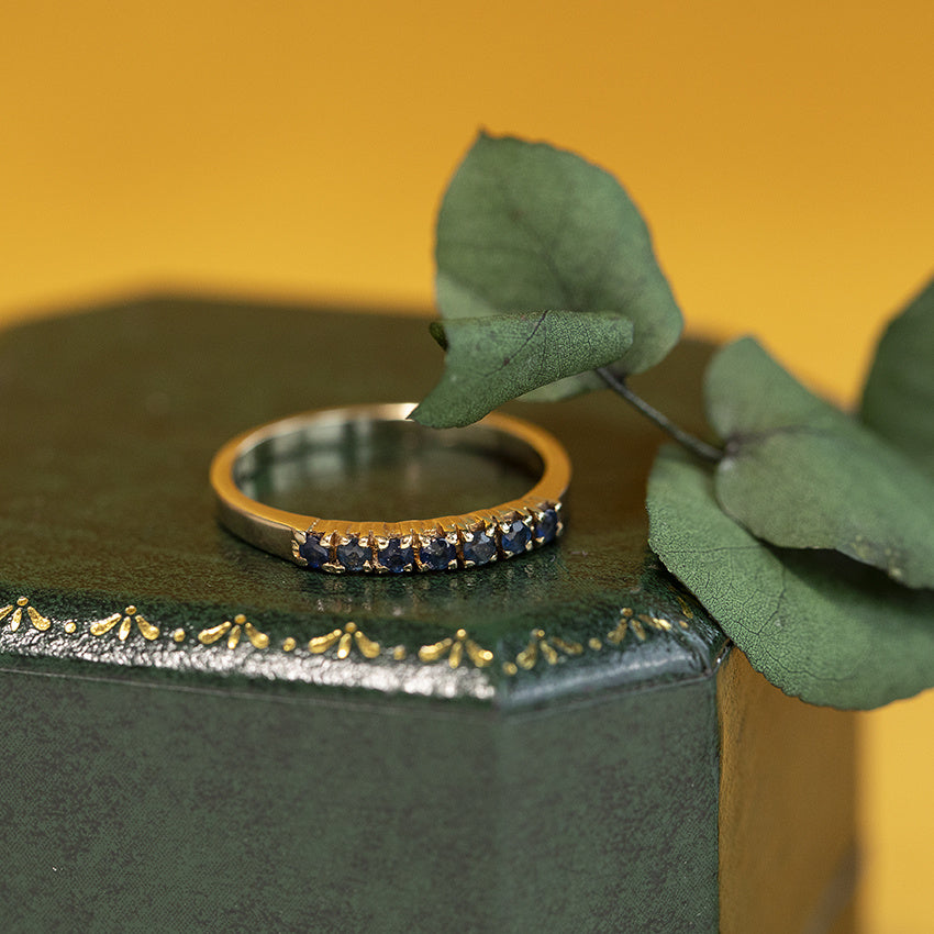 Gouden vintage rijring met saffier 14 kt