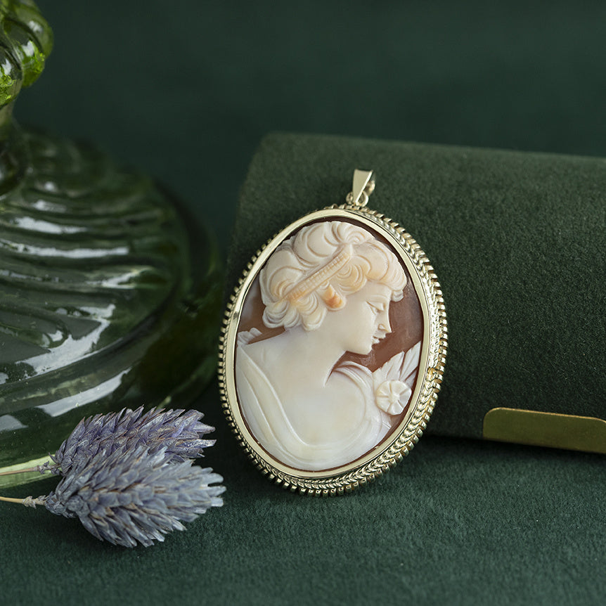 Vintage 14 kt gold pendant with cameo