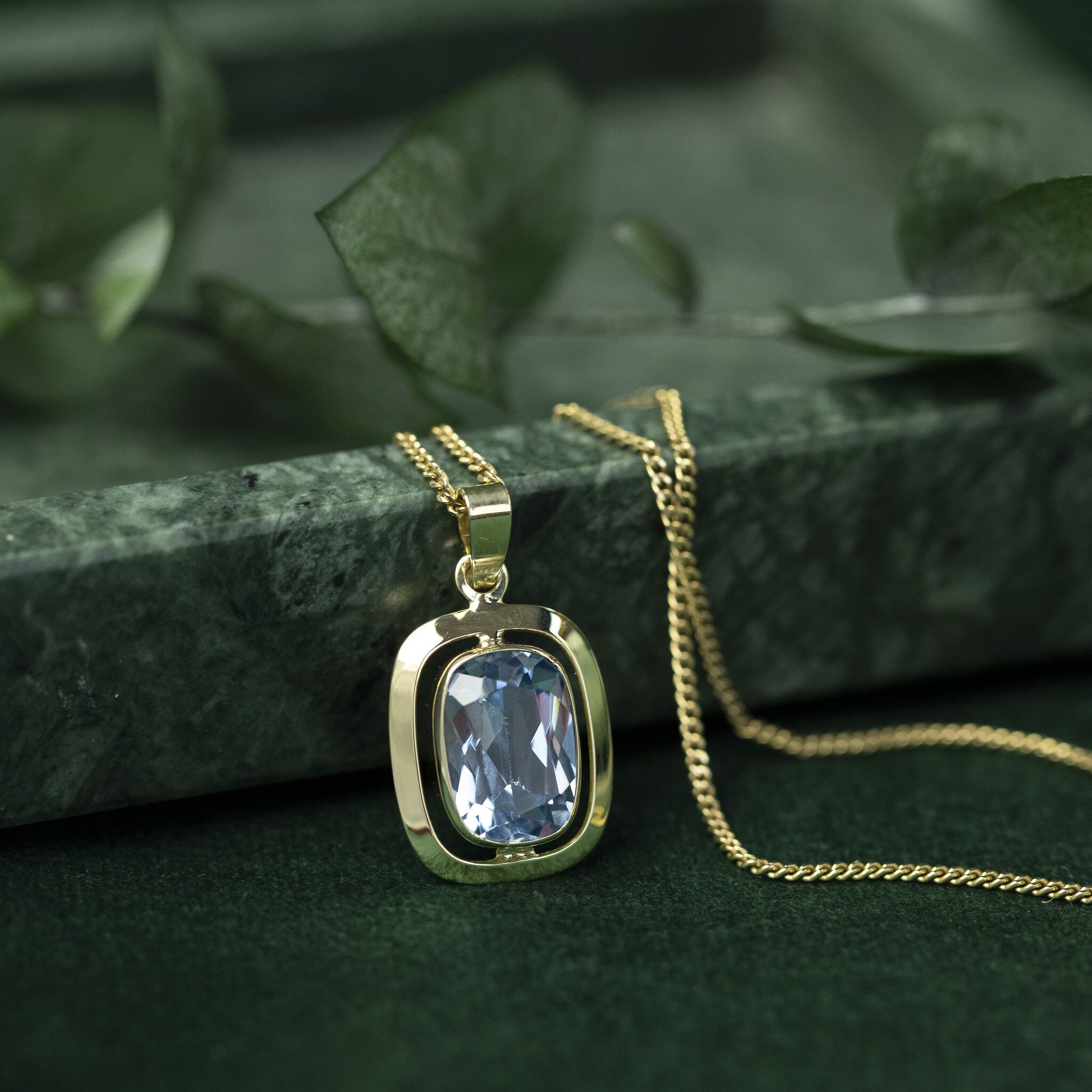 Gouden hanger met spinel 14 krt