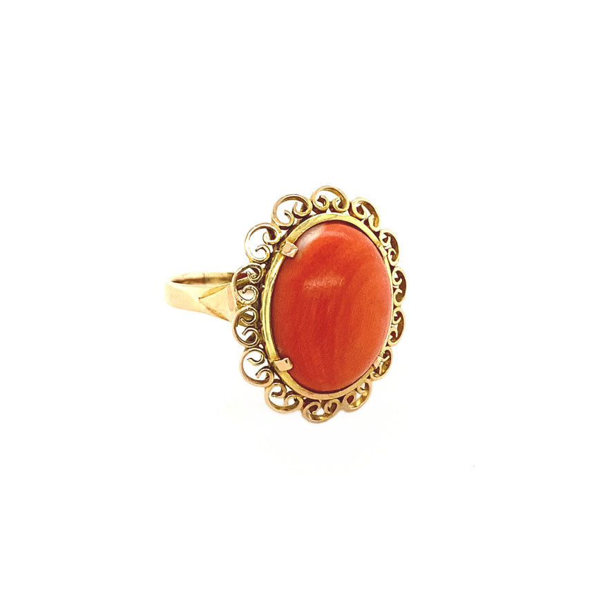 Gold ring with red coral 14 krt