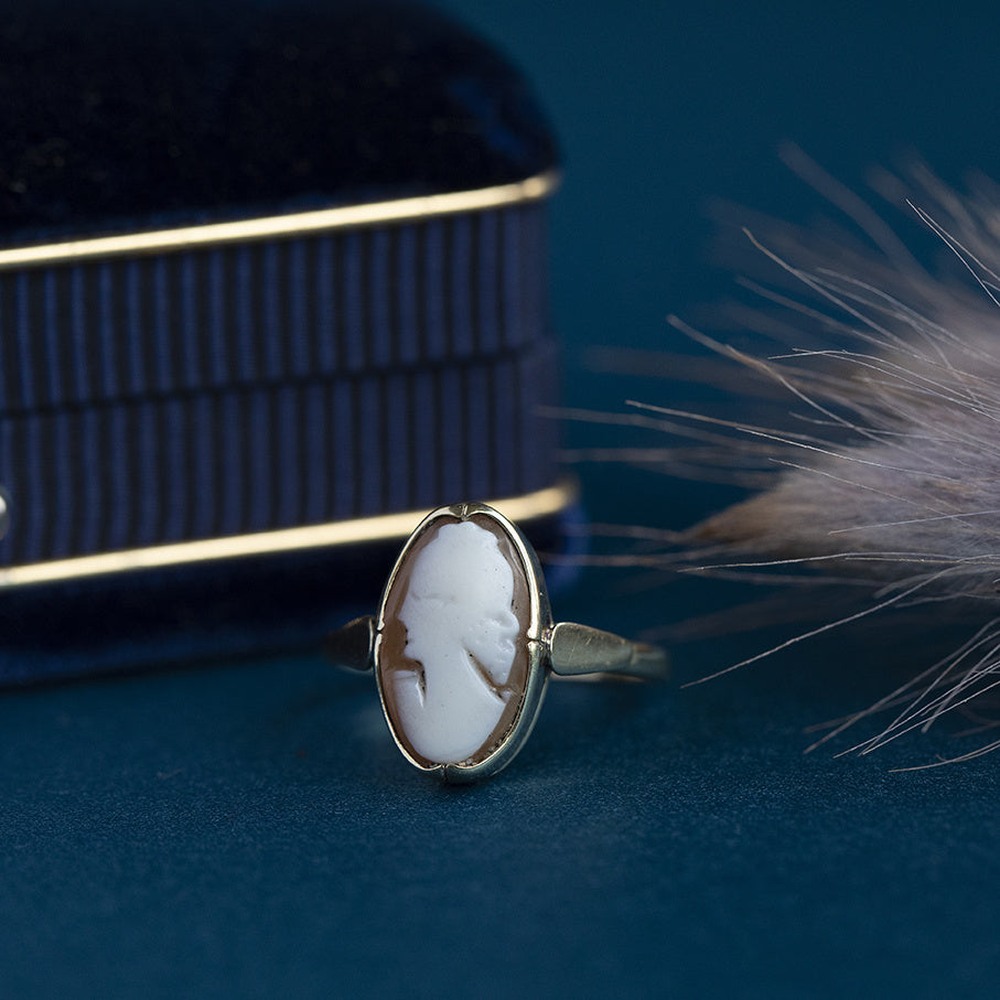 Gold ring with cameo, 14 kt