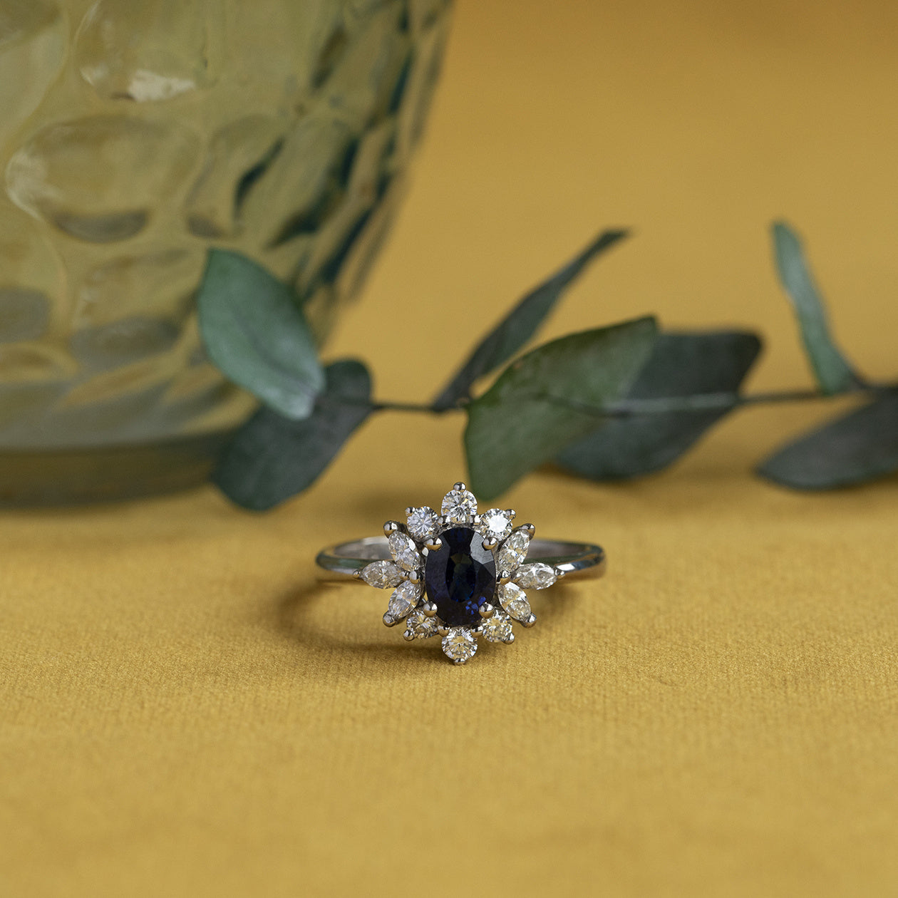 Witgouden entourage ring met saffier en diamant 18 krt