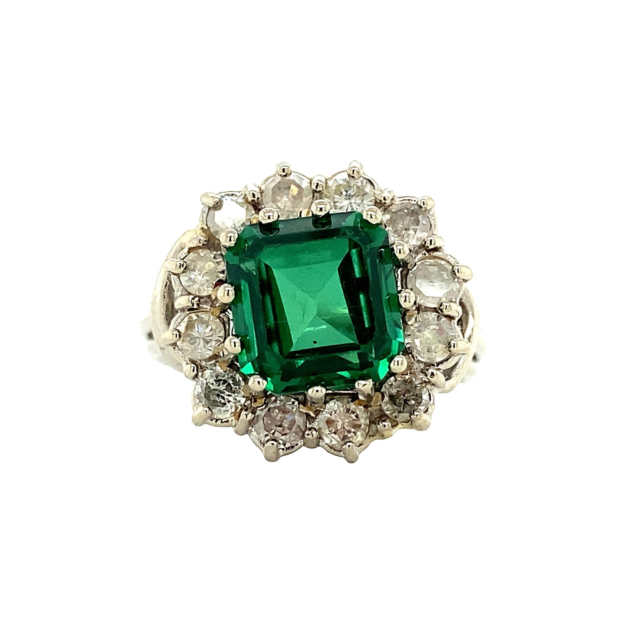 Witgouden entourage ring met diamant en groene spinel 18 krt