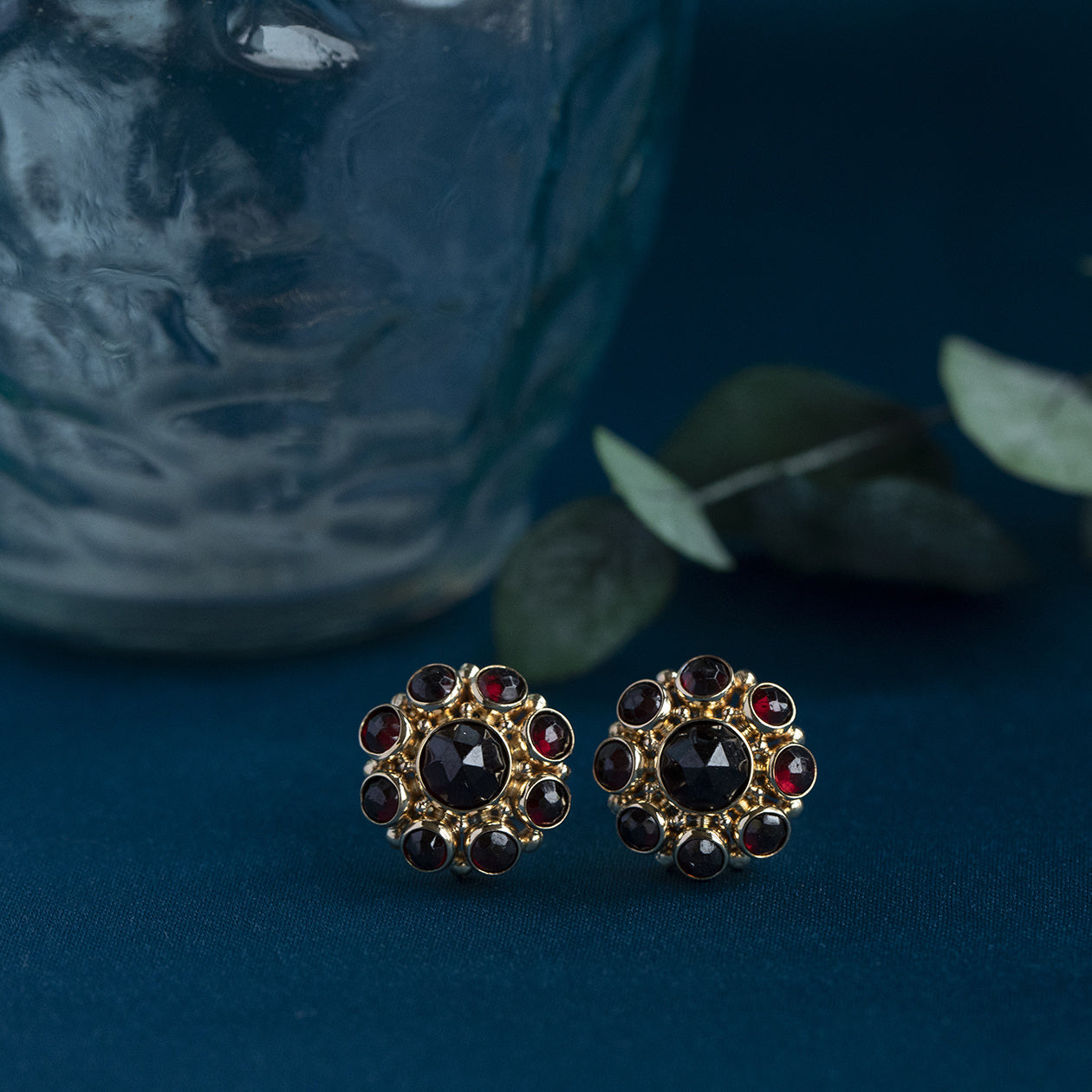 Gold entourage stud earrings with garnet 14 kt