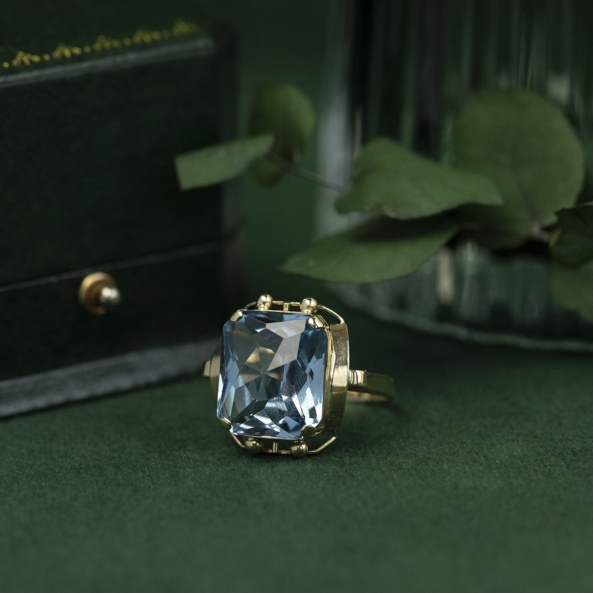 Gold ring with blue spinel 14 kt