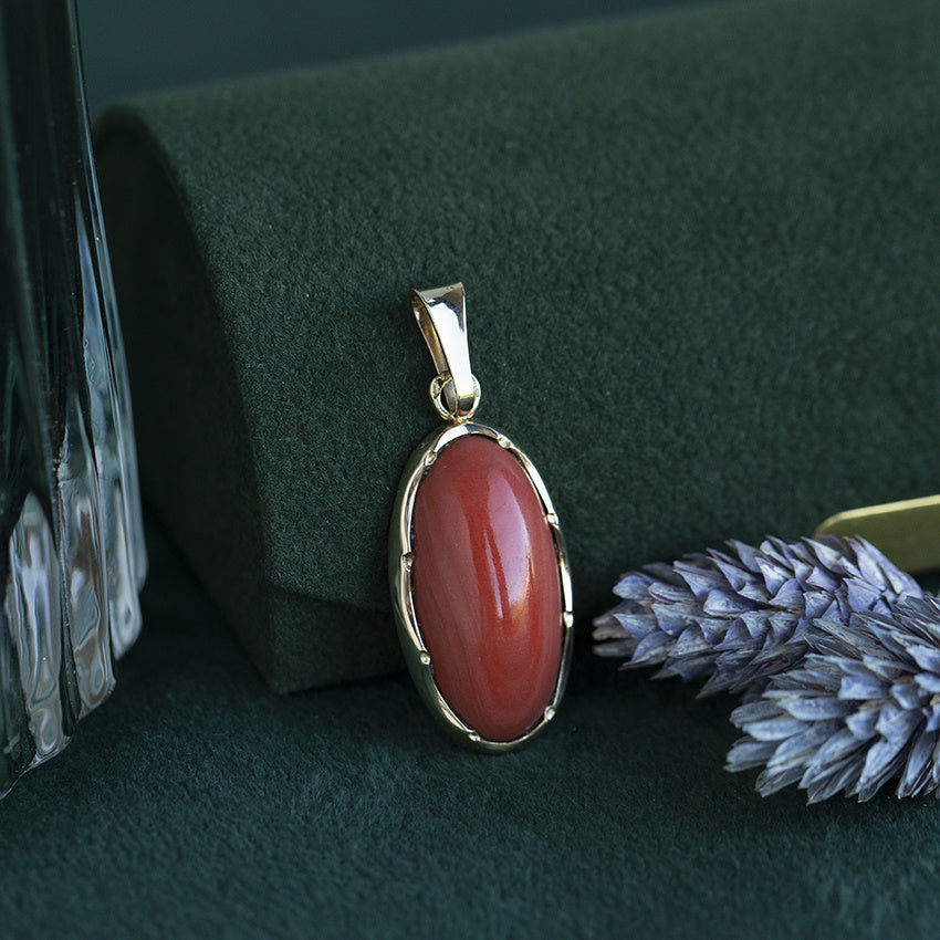 Gold vintage pendant with blood coral 14 kt