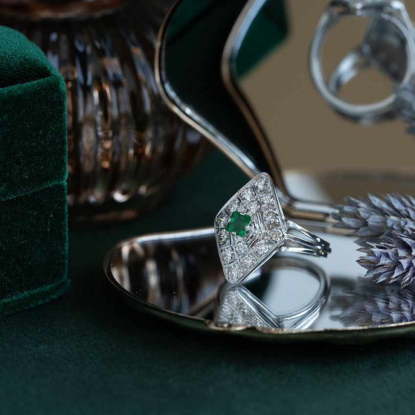 White gold vintage cocktail ring with emerald and diamond 18 kt