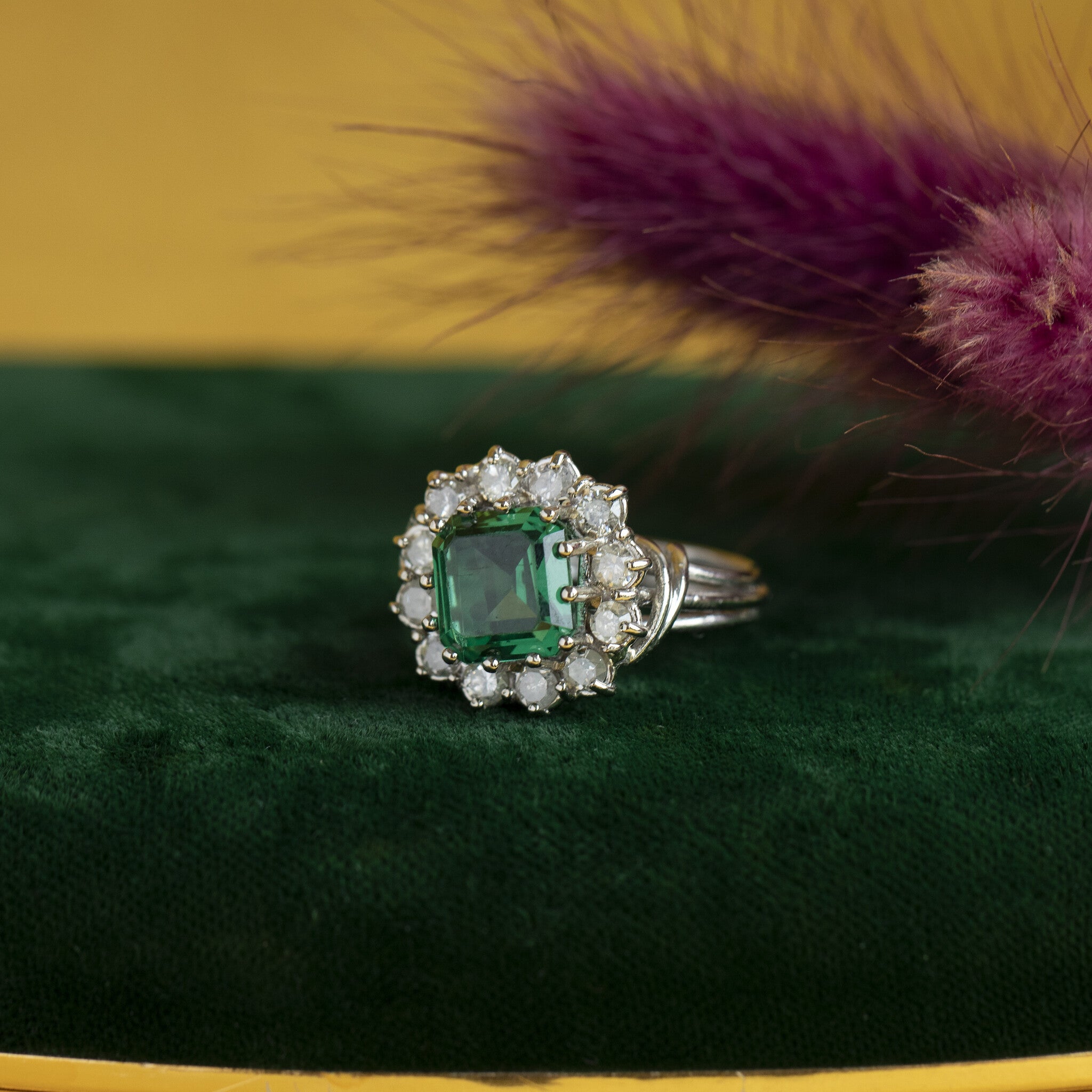 Witgouden entourage ring met diamant en groene spinel 18 krt