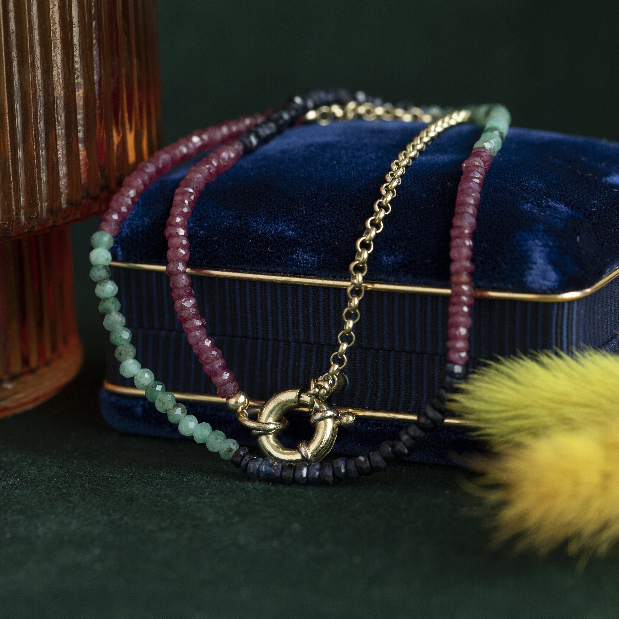 Robijn, smaragd en saffier collier 14 krt