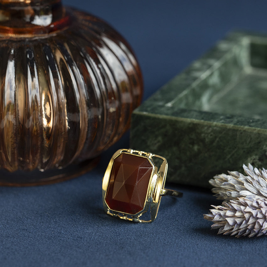 Golden vintage ring with carnelian 14 kt