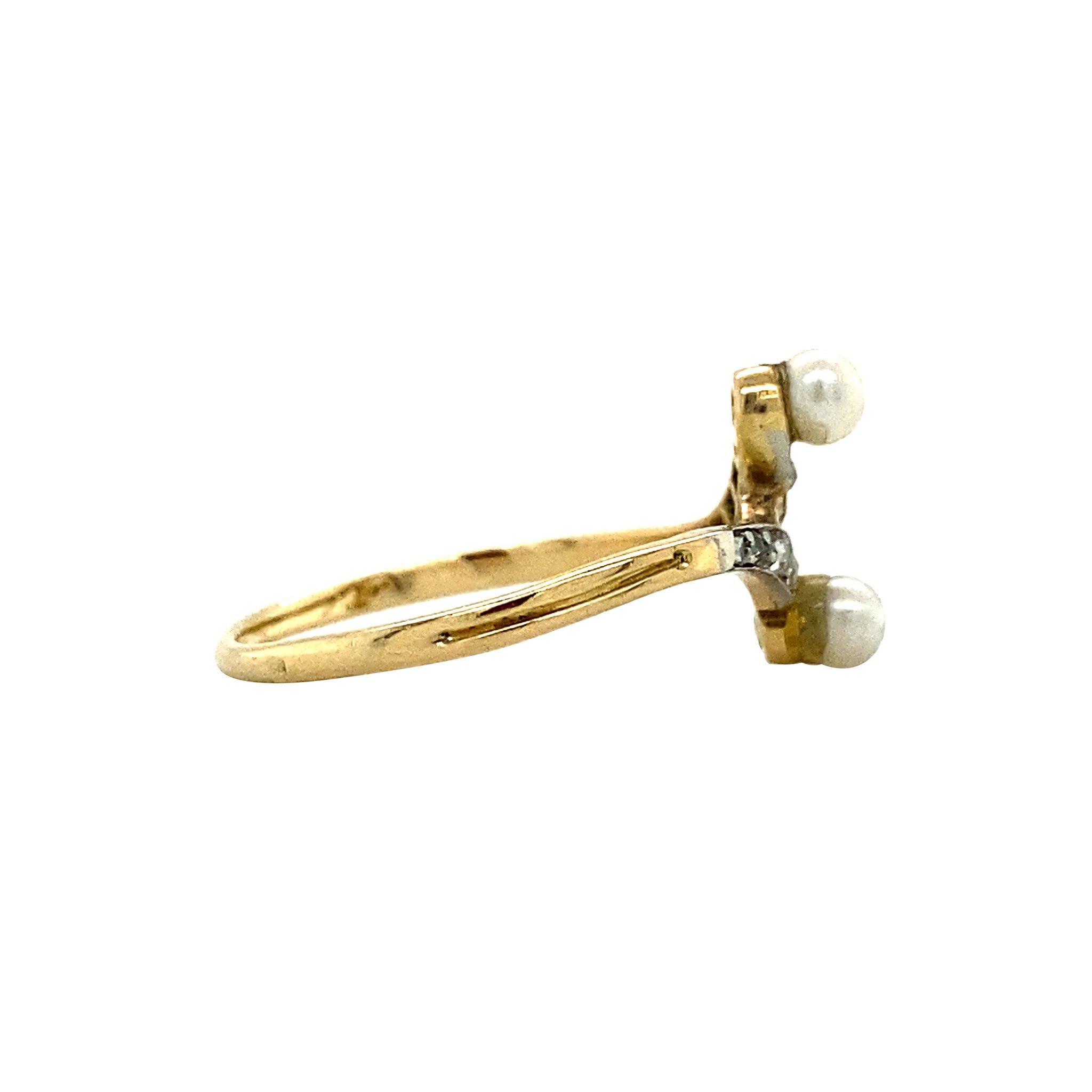 18 kt gold ring with a rose-cut diamond and a pearl.