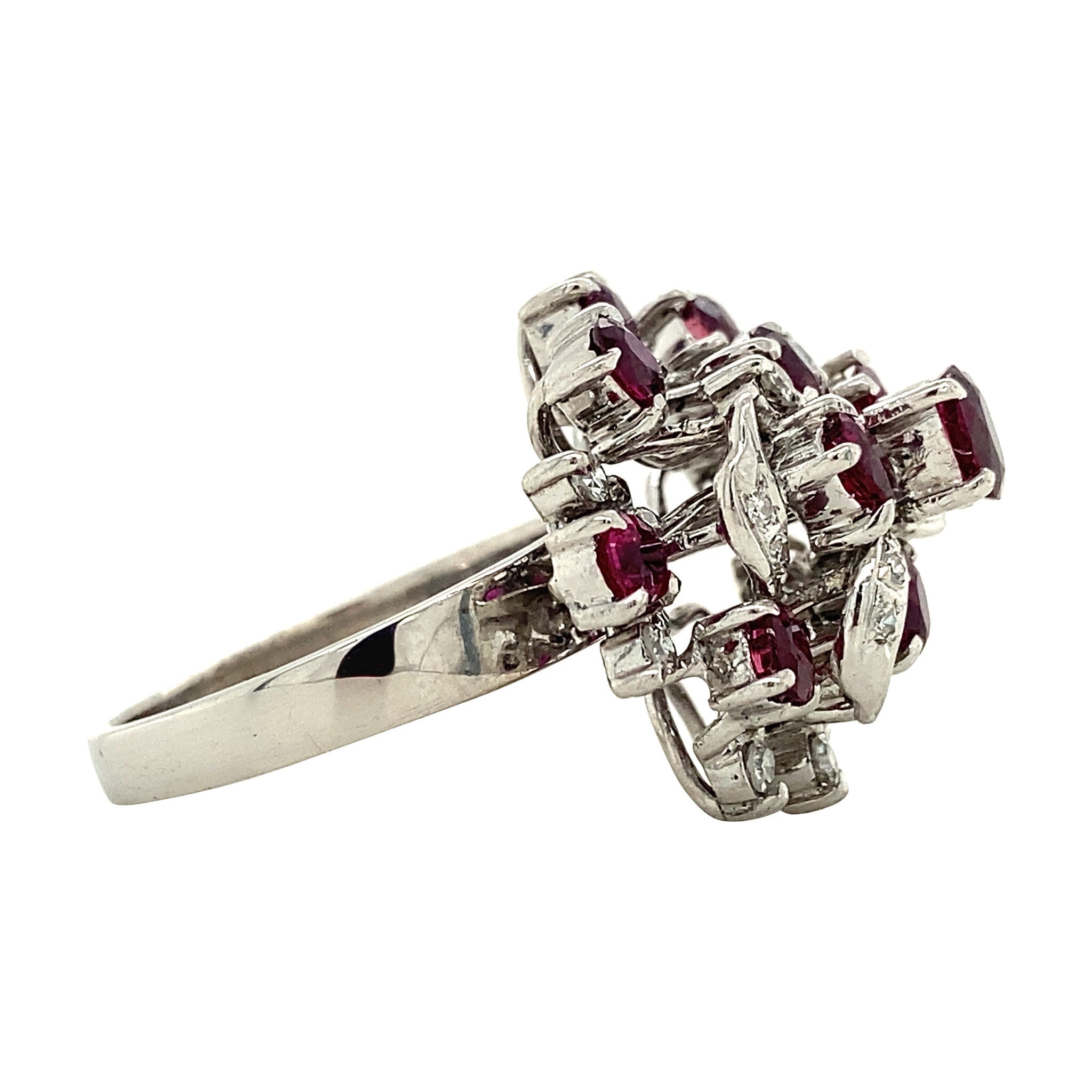 White gold cocktail ring with ruby and diamonds 14 krt