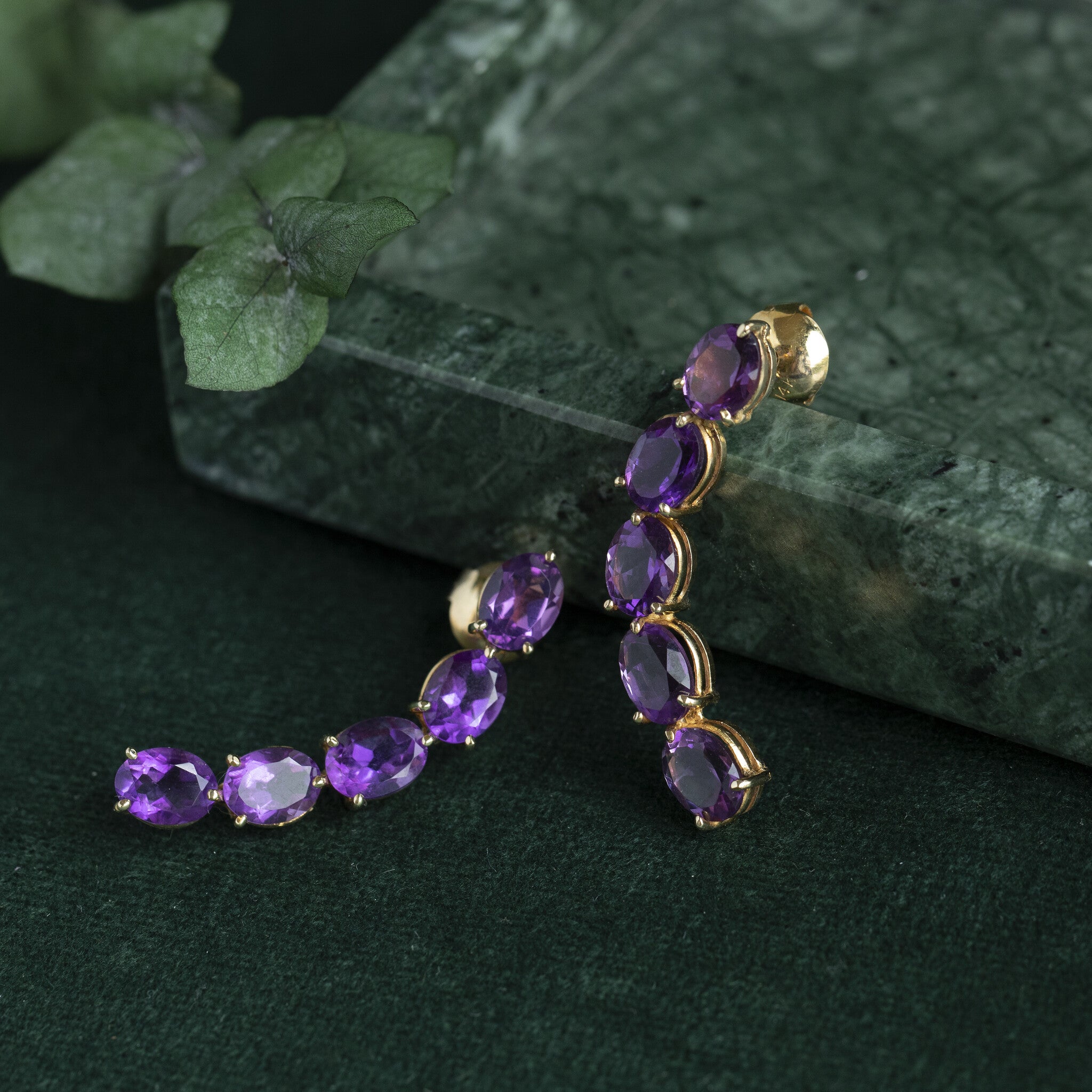 Gouden oorstekers met amethist 14 krt