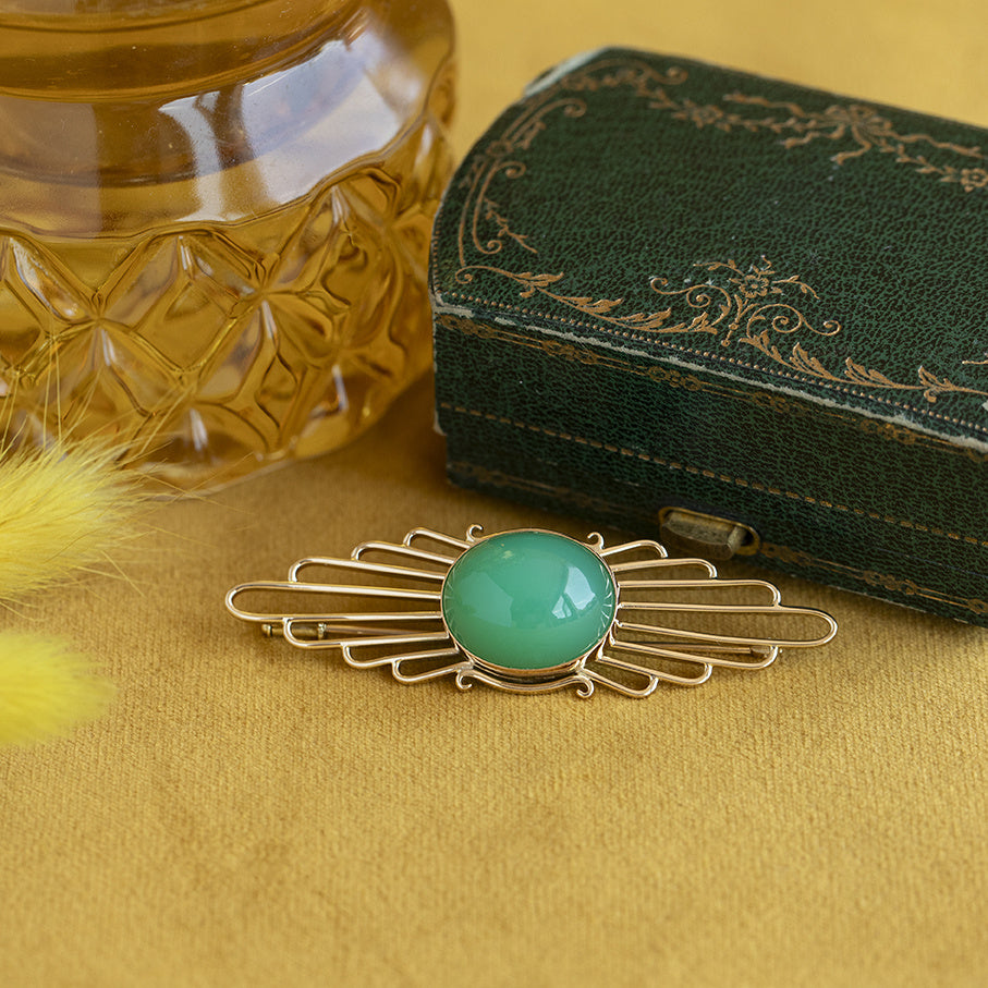Gold vintage brooch with chrysoprase 14 kt