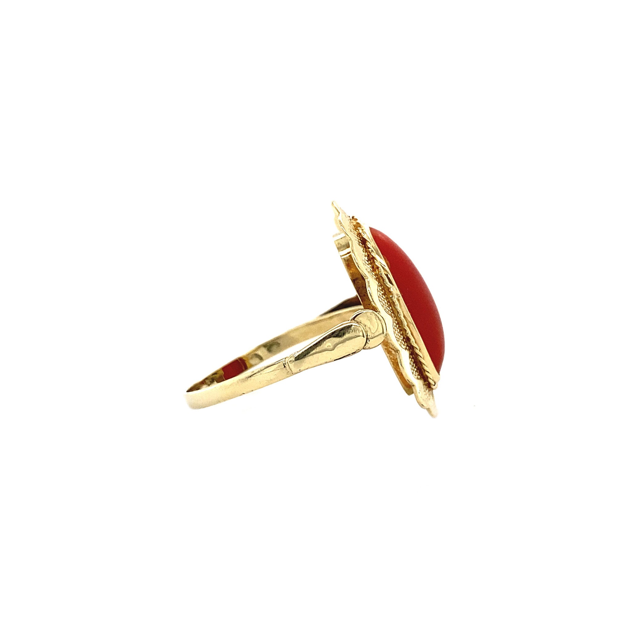 Gold ring with red coral 14 crt