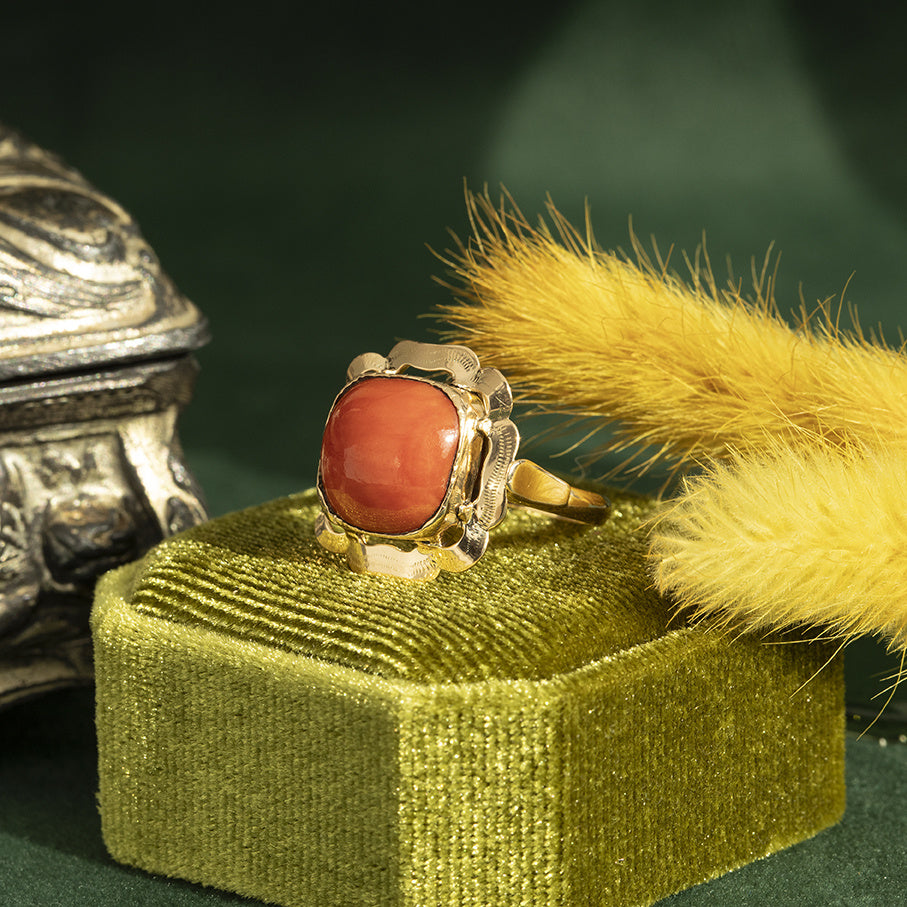 Gold vintage ring with blood coral 14 kt