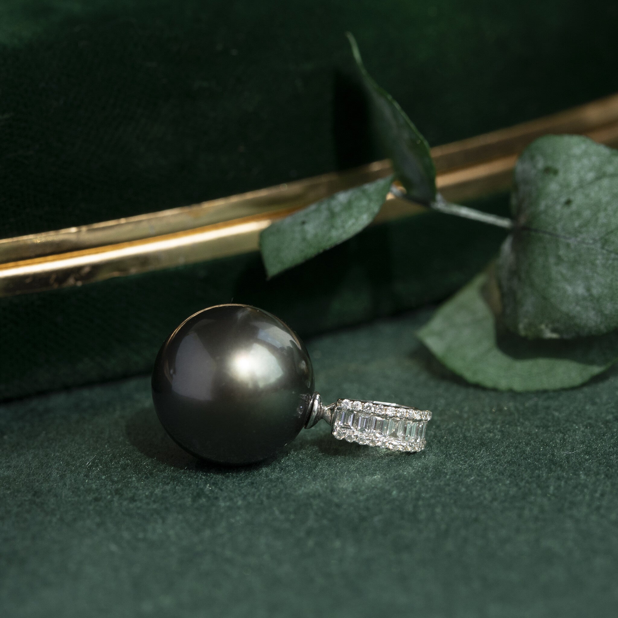 Gouden hanger met diamant en parel 18 krt