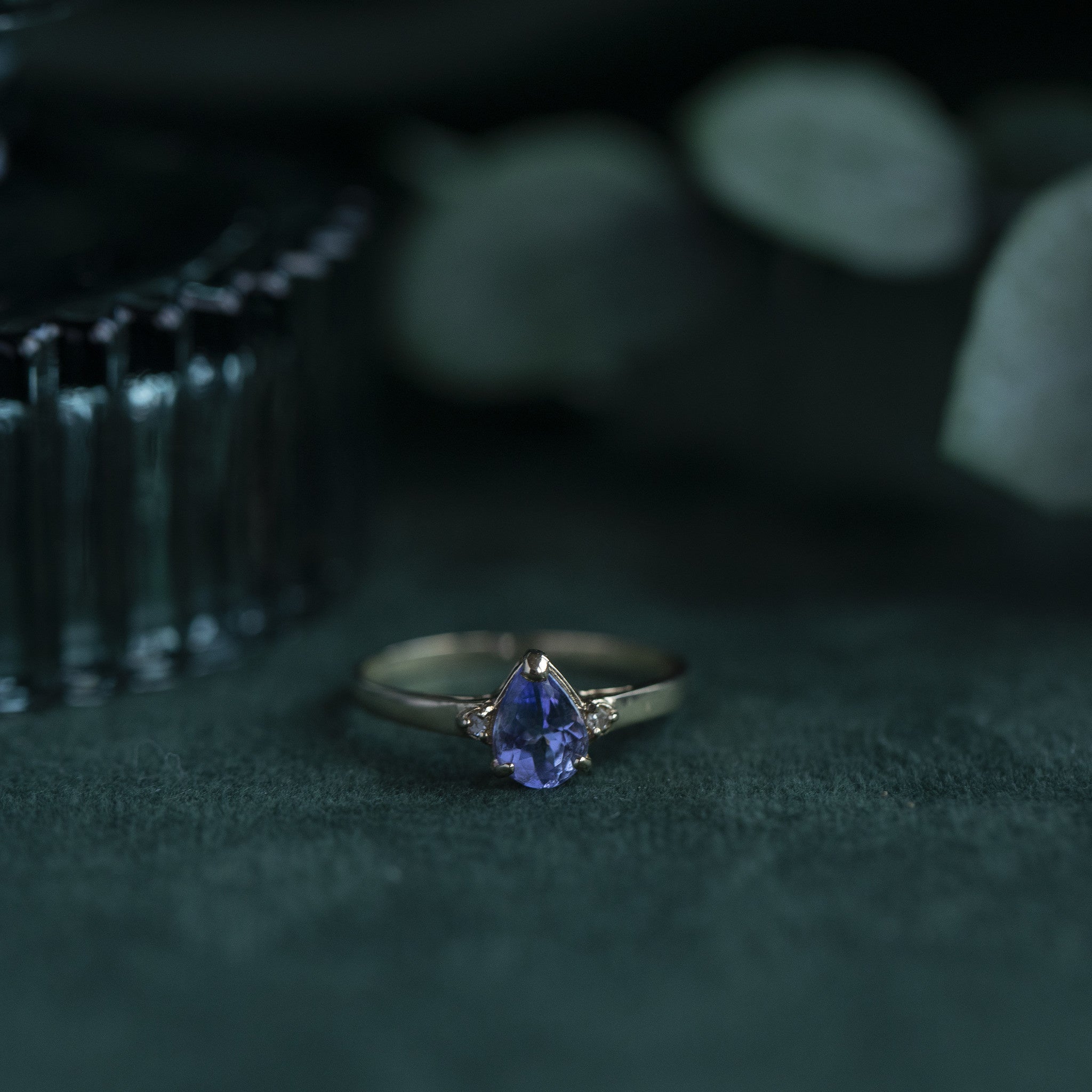 14 kt gold ring with a diamond and a colored gemstone