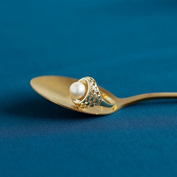 14 kt gold ring with a pearl