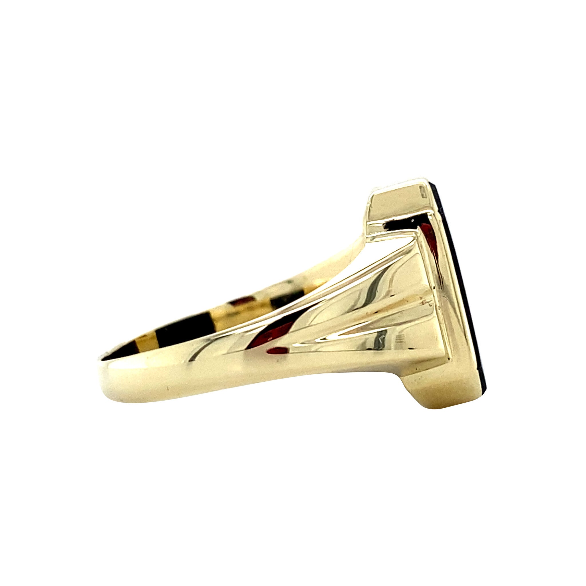 Gold signet ring with onyx 14 krt