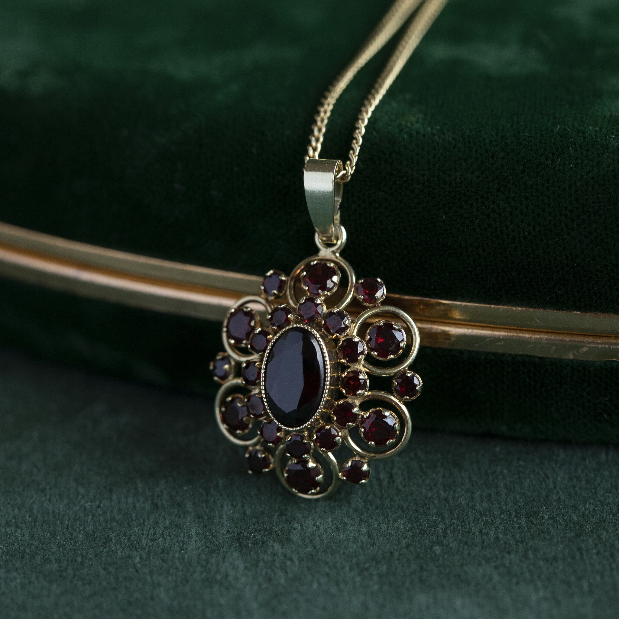 Gouden entourage hanger met granaat 14 krt