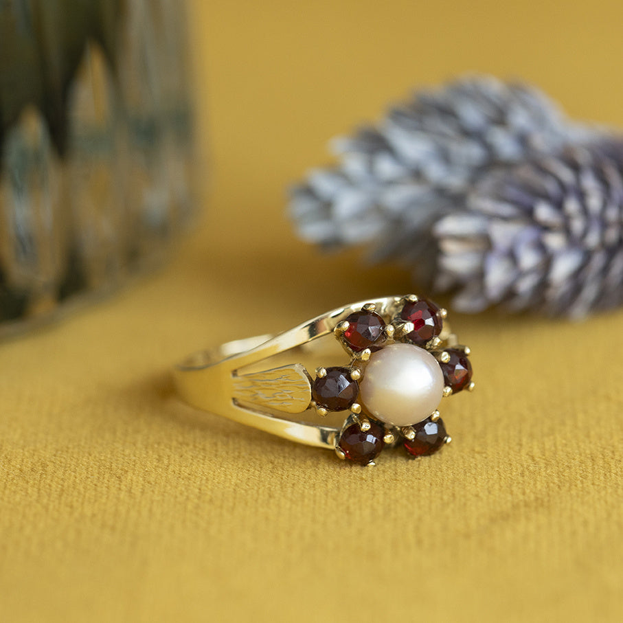 Vintage gold entourage ring with pearl and garnet, 14 kt