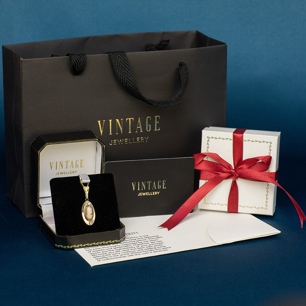 Golden vintage pendant with jade 14 kt