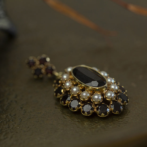 Gouden hanger met granaat en parel 14 krt