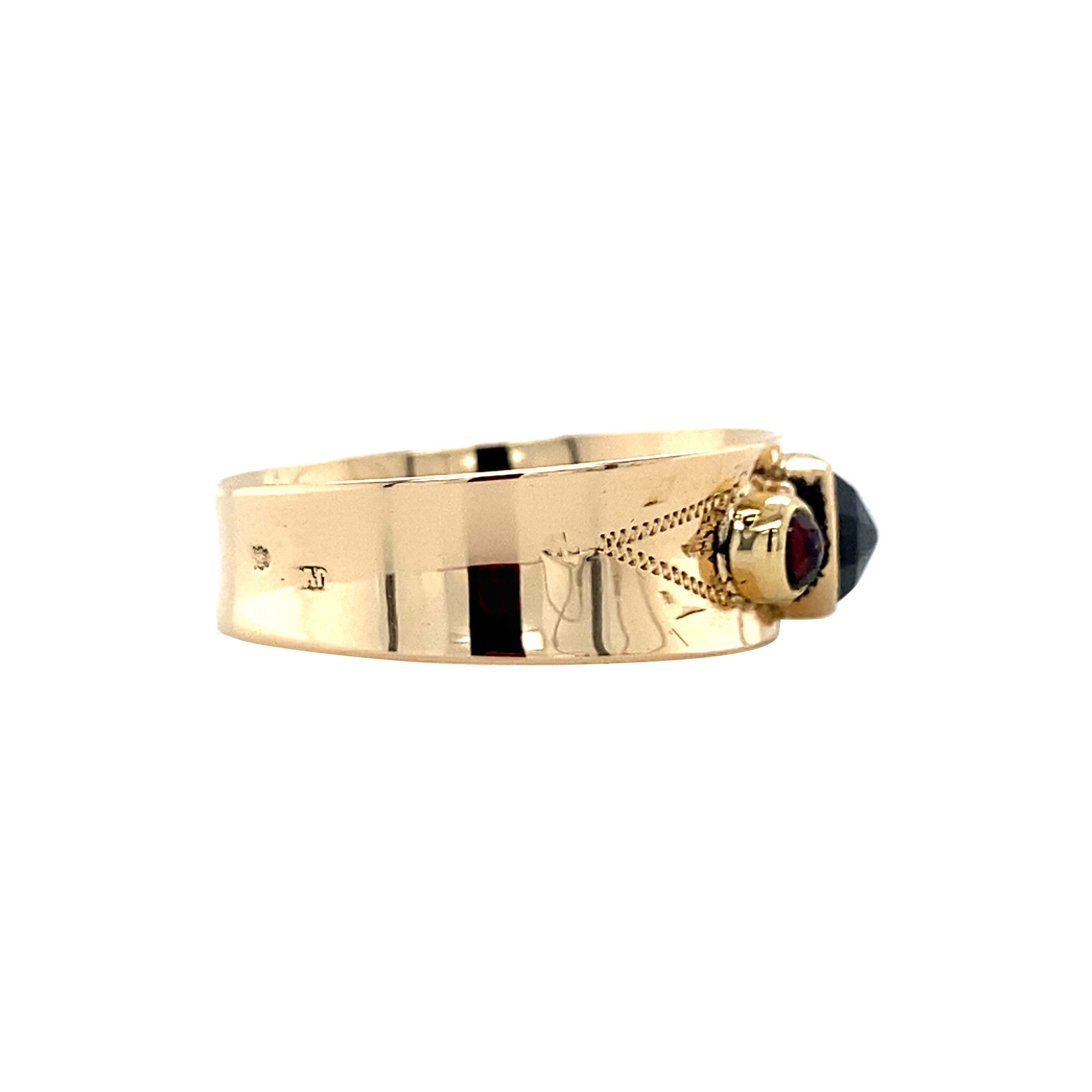 Gold ring with garnet, 14 kt