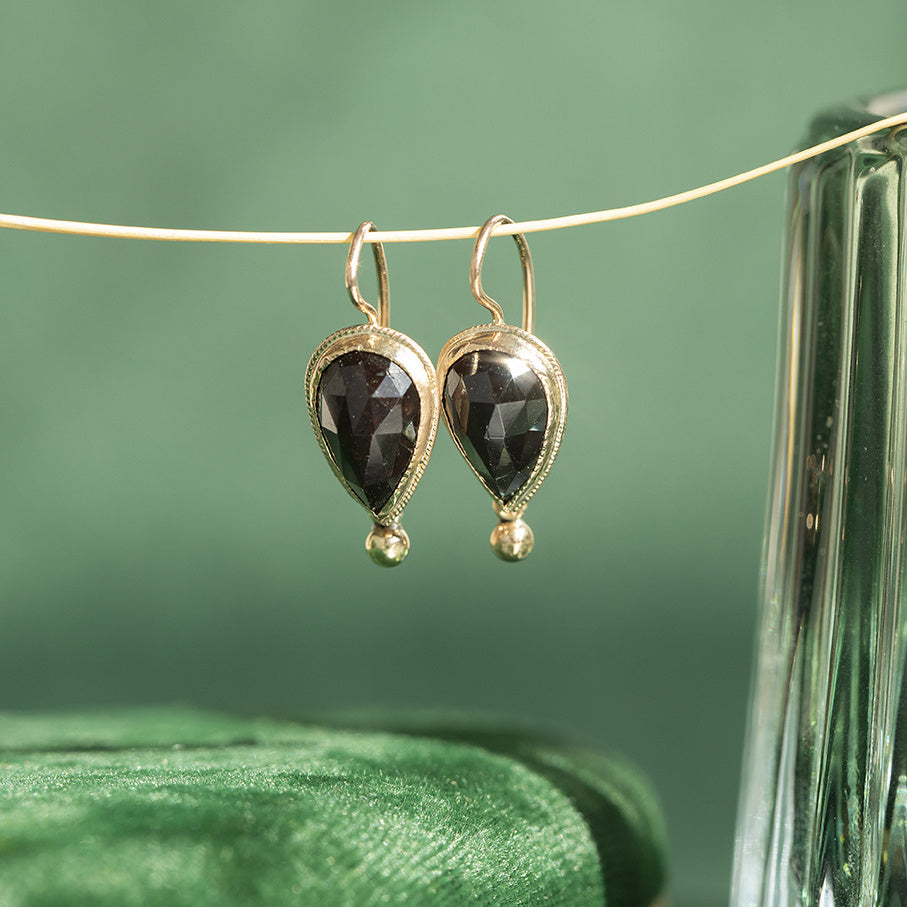 Vintage gold drop earrings with garnet, 14 kt